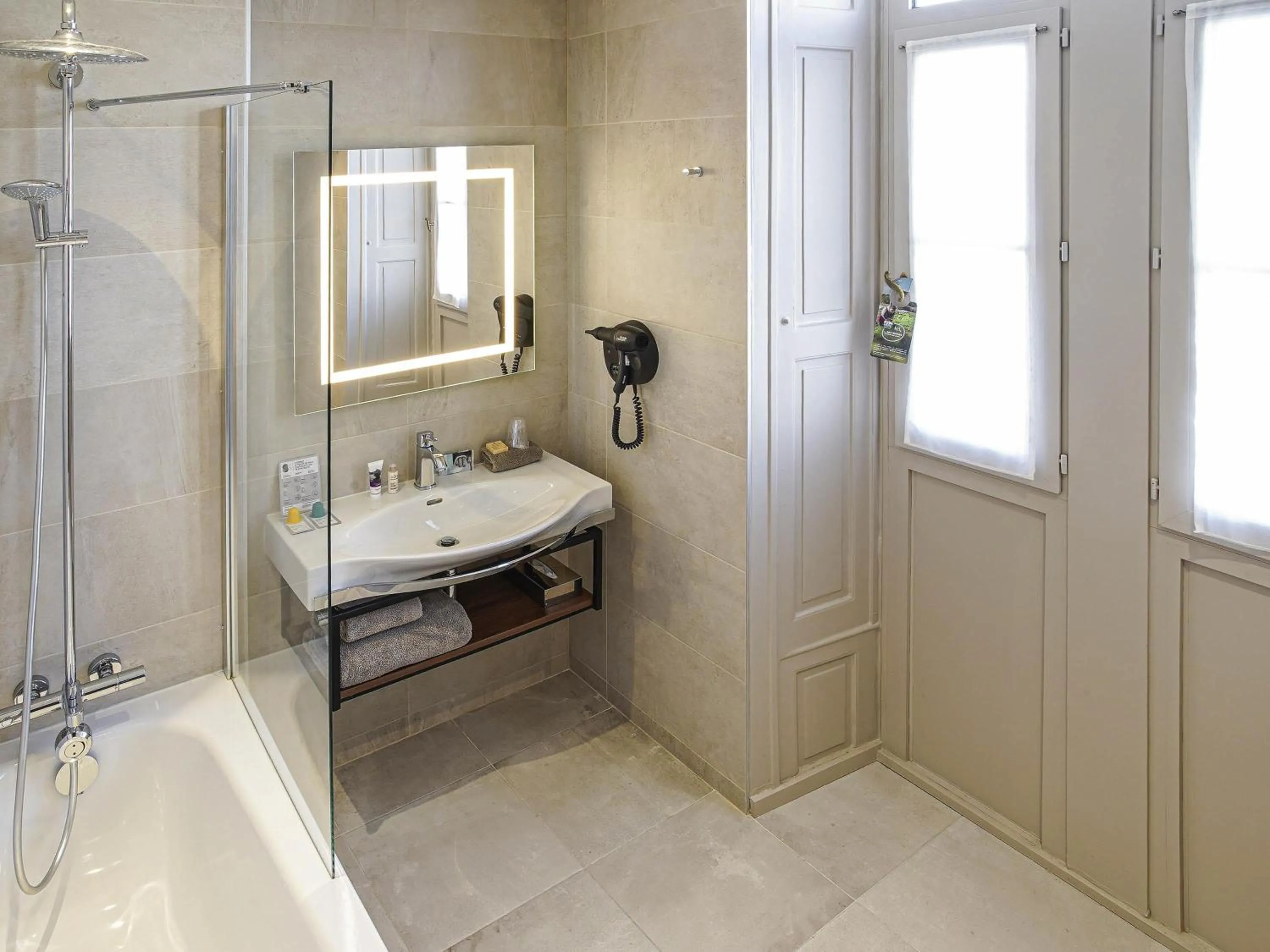 Bedroom in Mercure Rennes Centre Place Bretagne