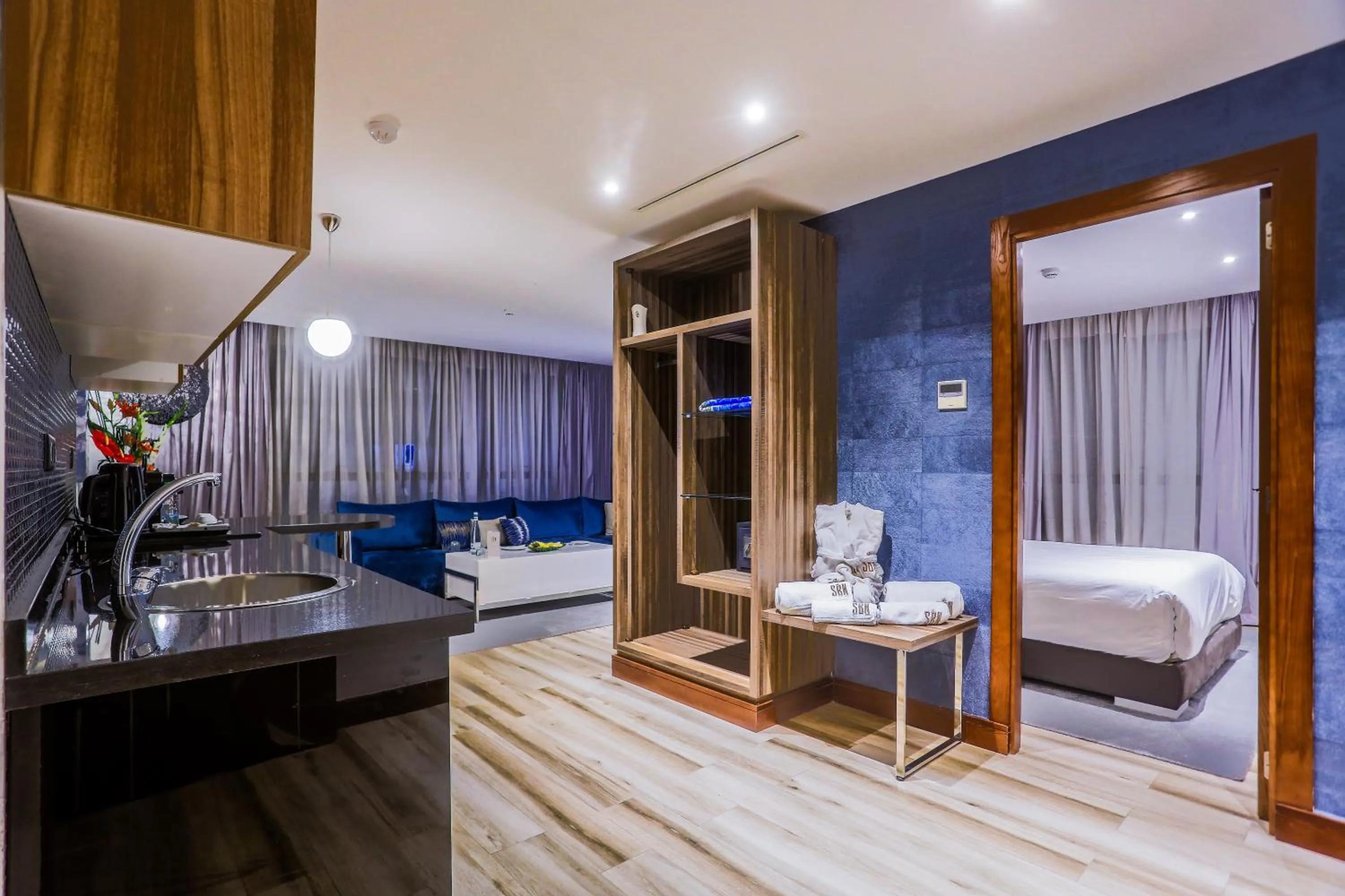 Living room, Bed in SBN Suite Hôtel