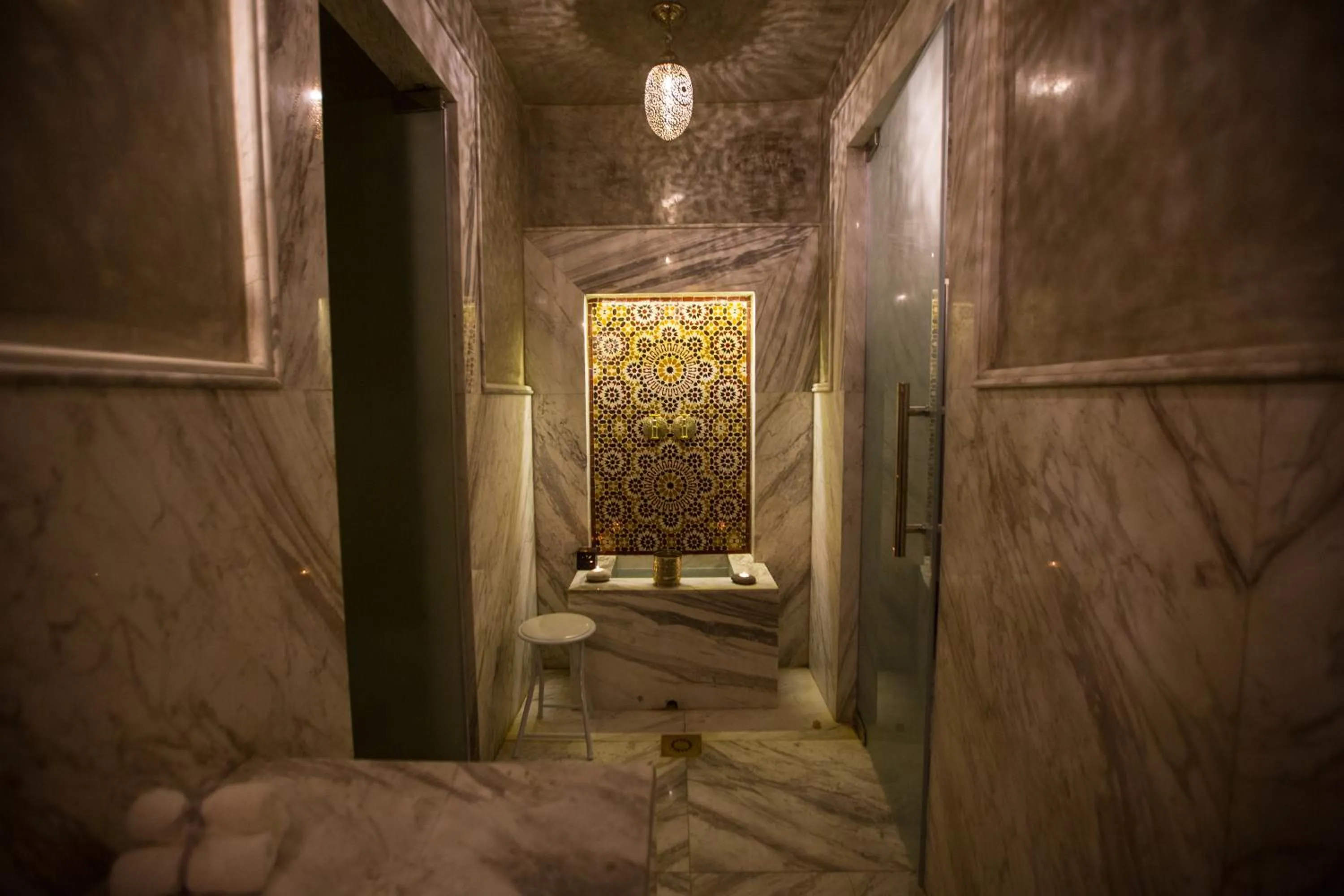 Steam room in SBN Suite Hôtel