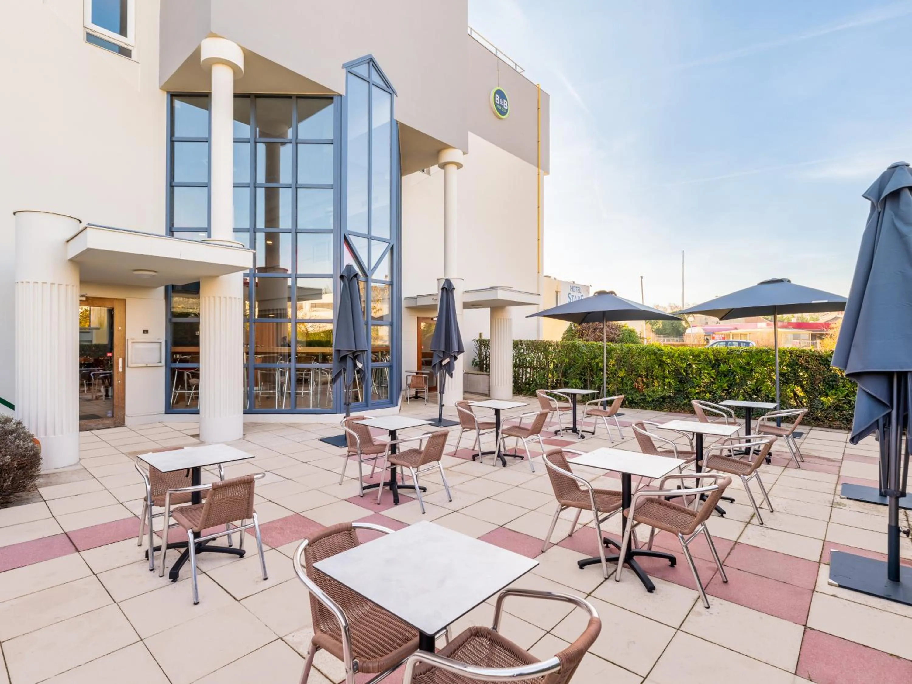 Patio in B&B HOTEL Lyon Eurexpo Bron