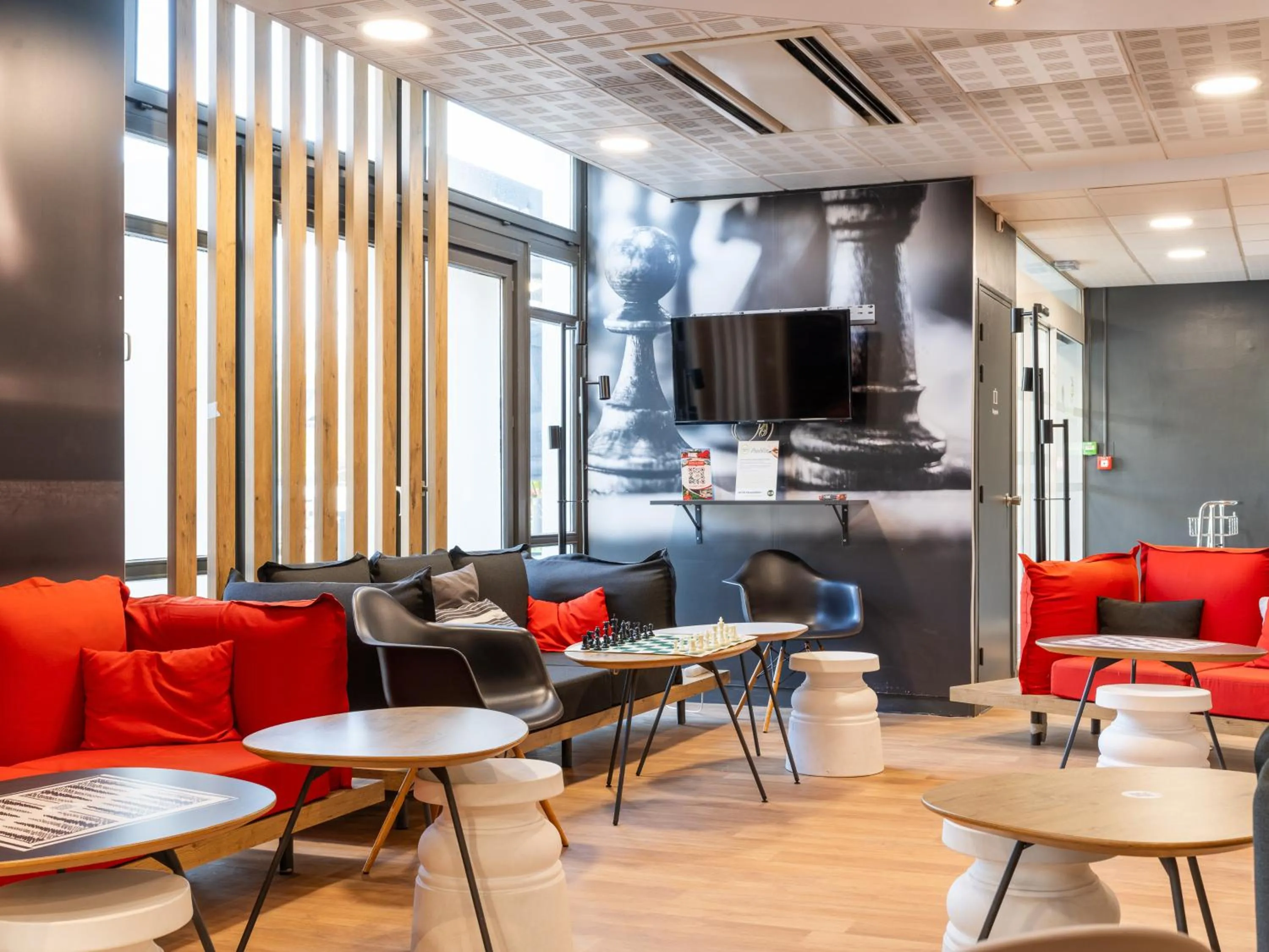 Lounge or bar in B&B HOTEL Lyon Eurexpo Bron