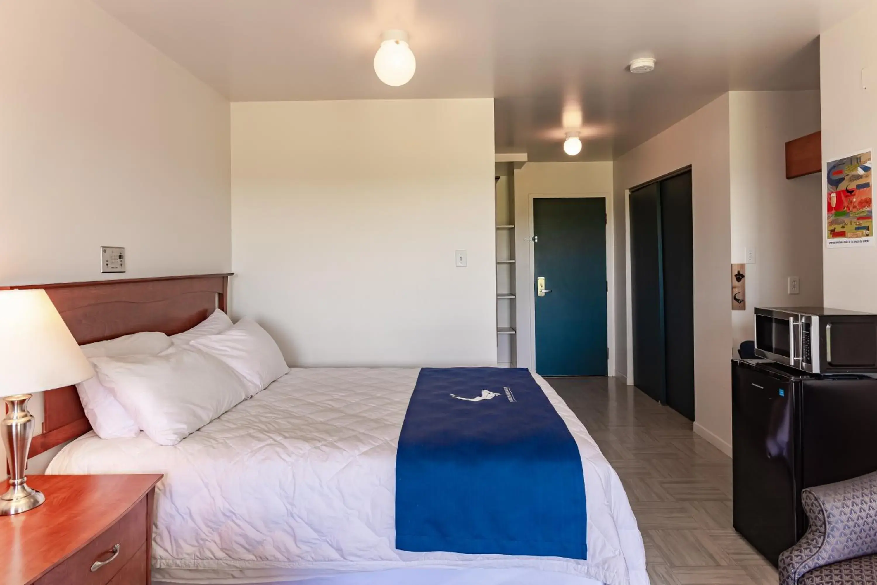 Queen Room with Balcony in La Baleine Endiablée Microbrasserie Queen Room with Balcony in La Baleine Endiablée Microbrasserie