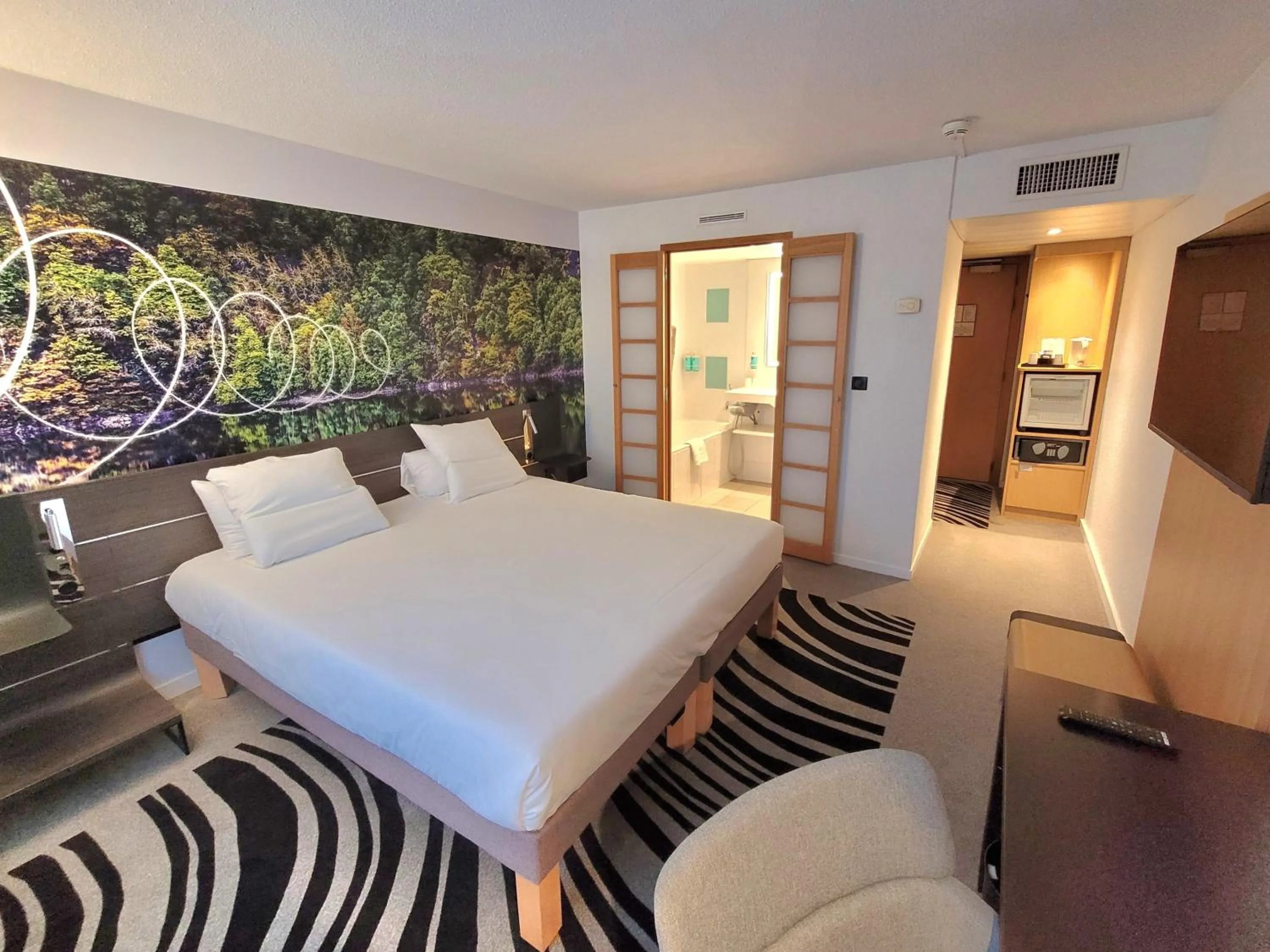 Photo of the whole room, Bed in Novotel Lille Centre Grand Place