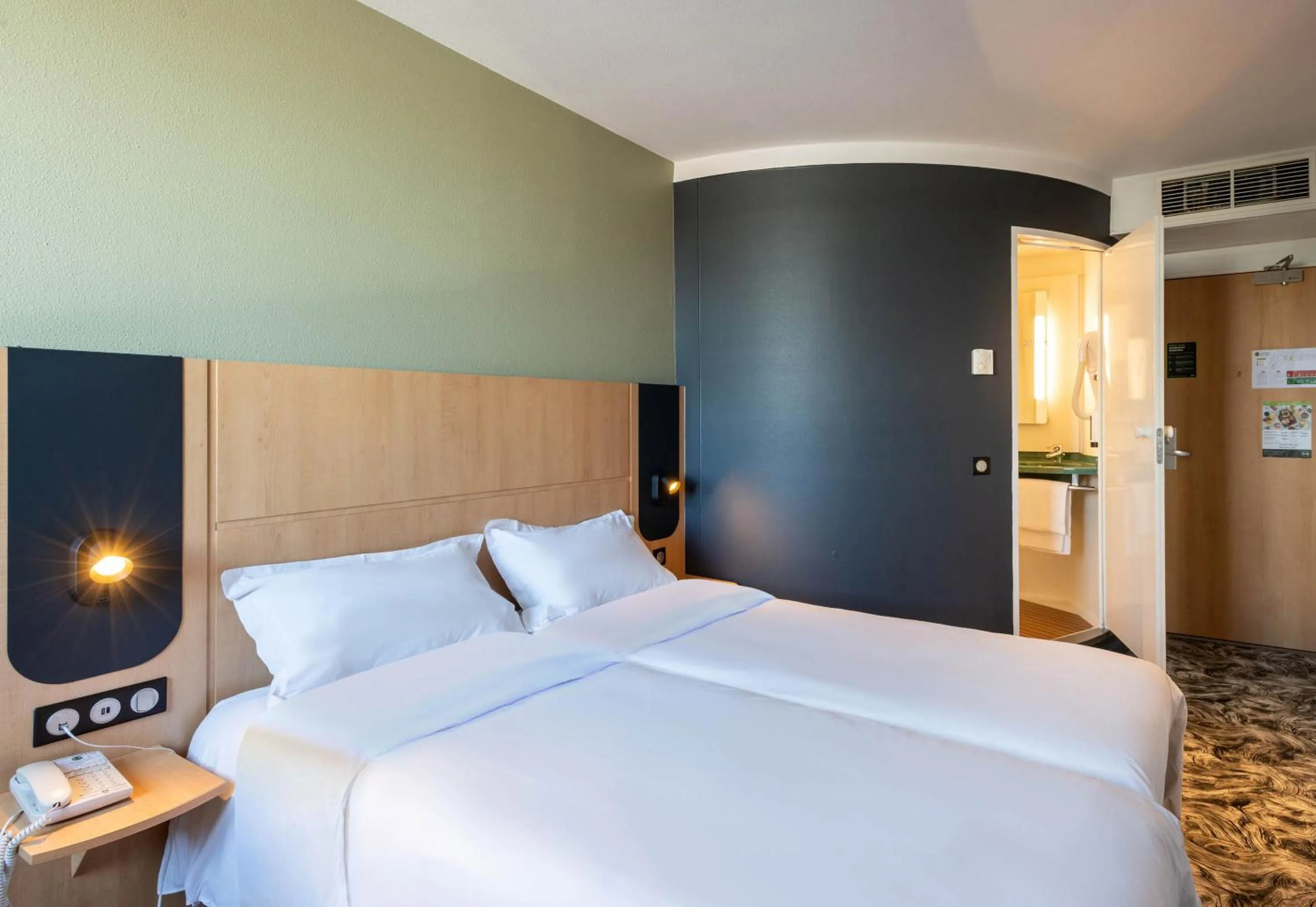 Bedroom, Bed in B&B HOTEL Calais Terminal Cité Europe 3 étoiles