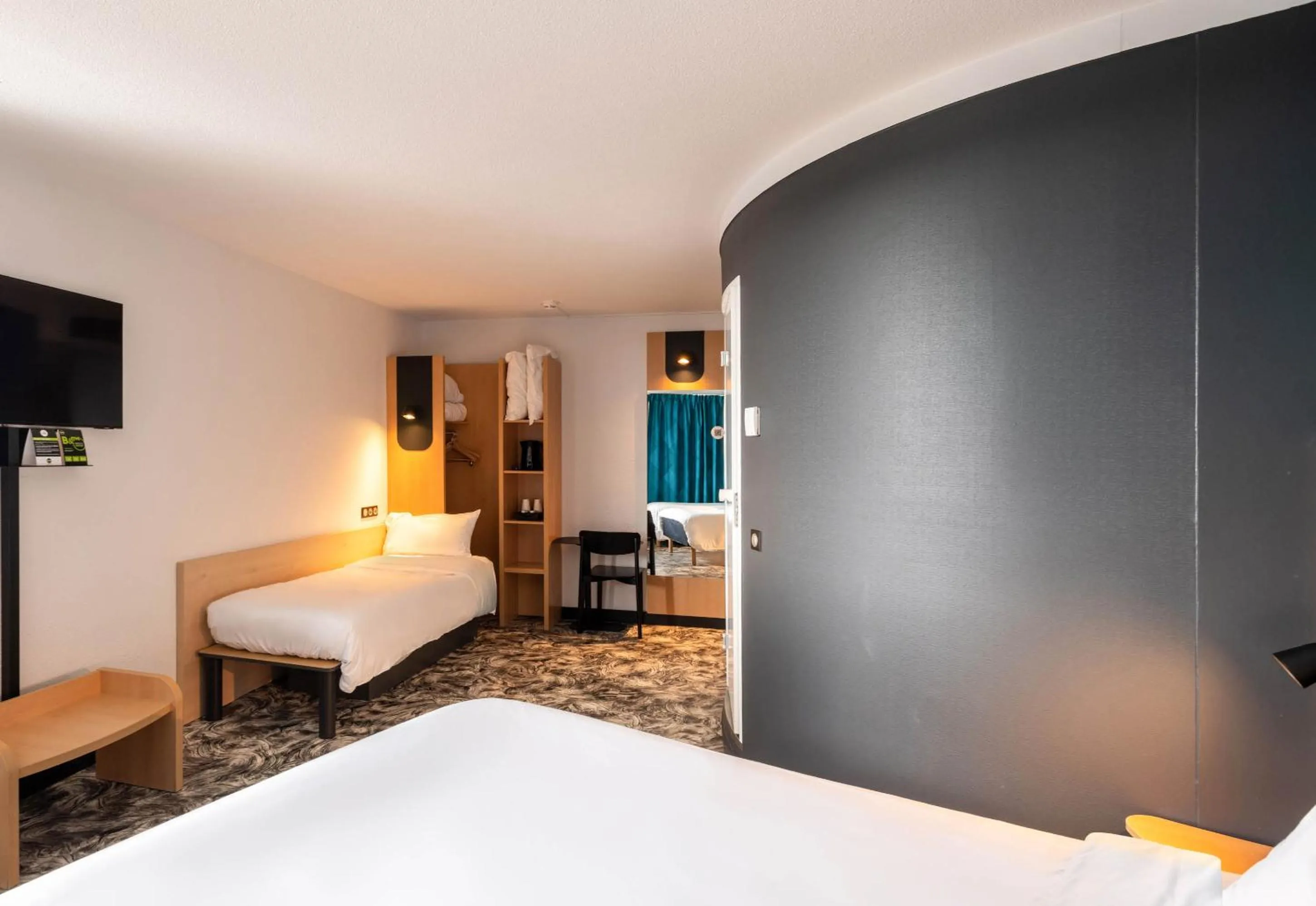 Photo of the whole room, Bed in B&B HOTEL Calais Terminal Cité Europe 3 étoiles