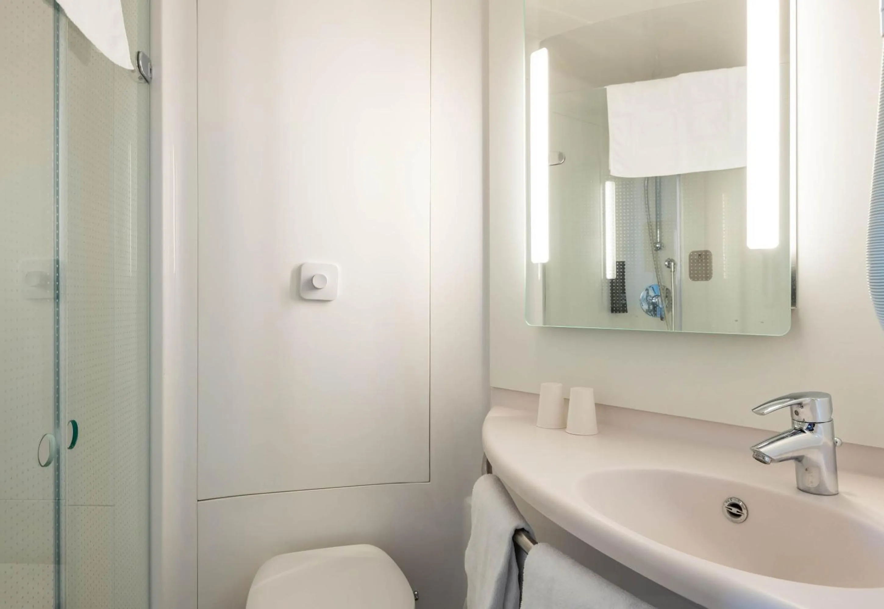 Bathroom in B&B HOTEL Calais Terminal Cité Europe 3 étoiles