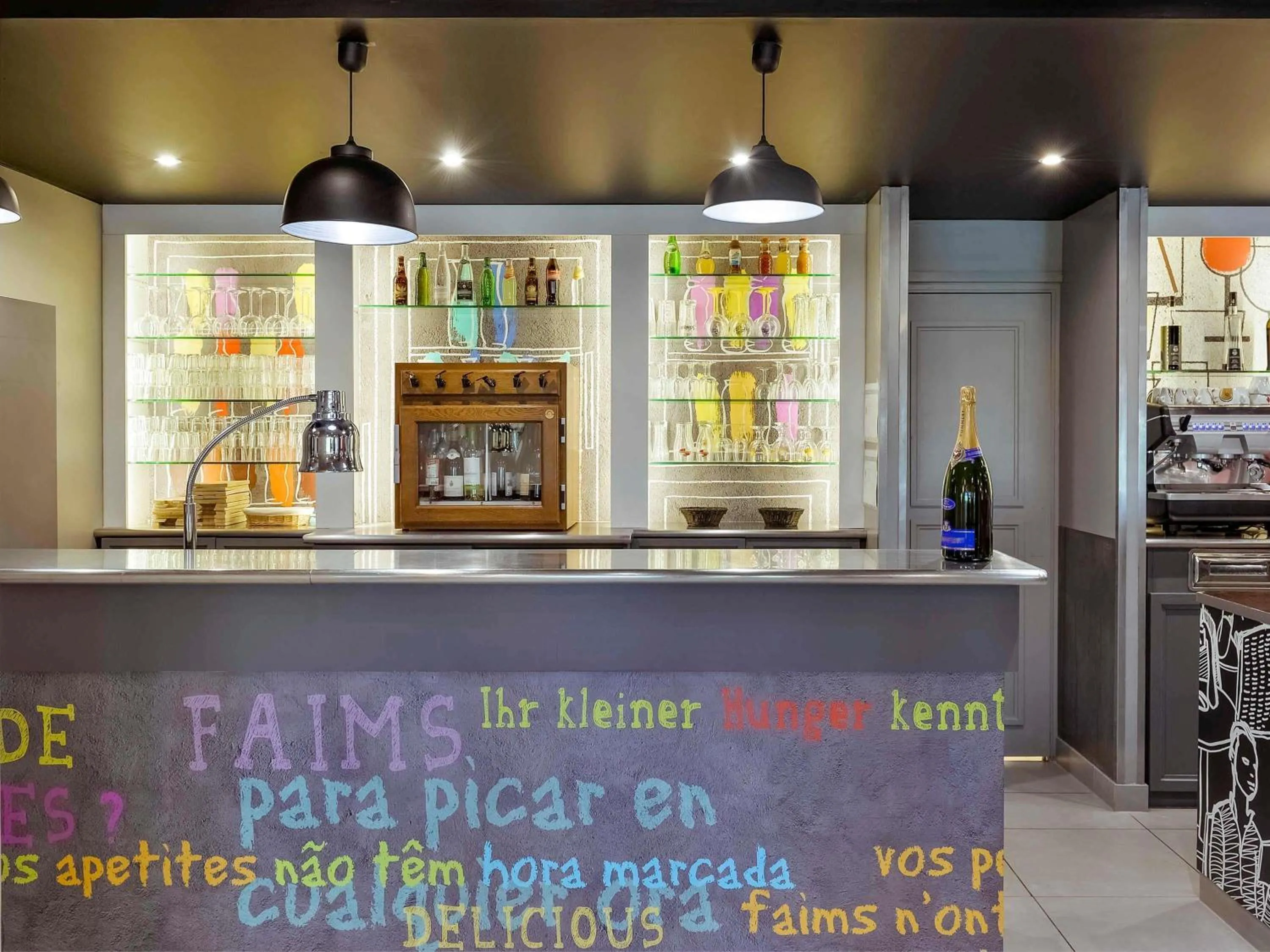 Lounge or bar in ibis Saint Rambert d'Albon