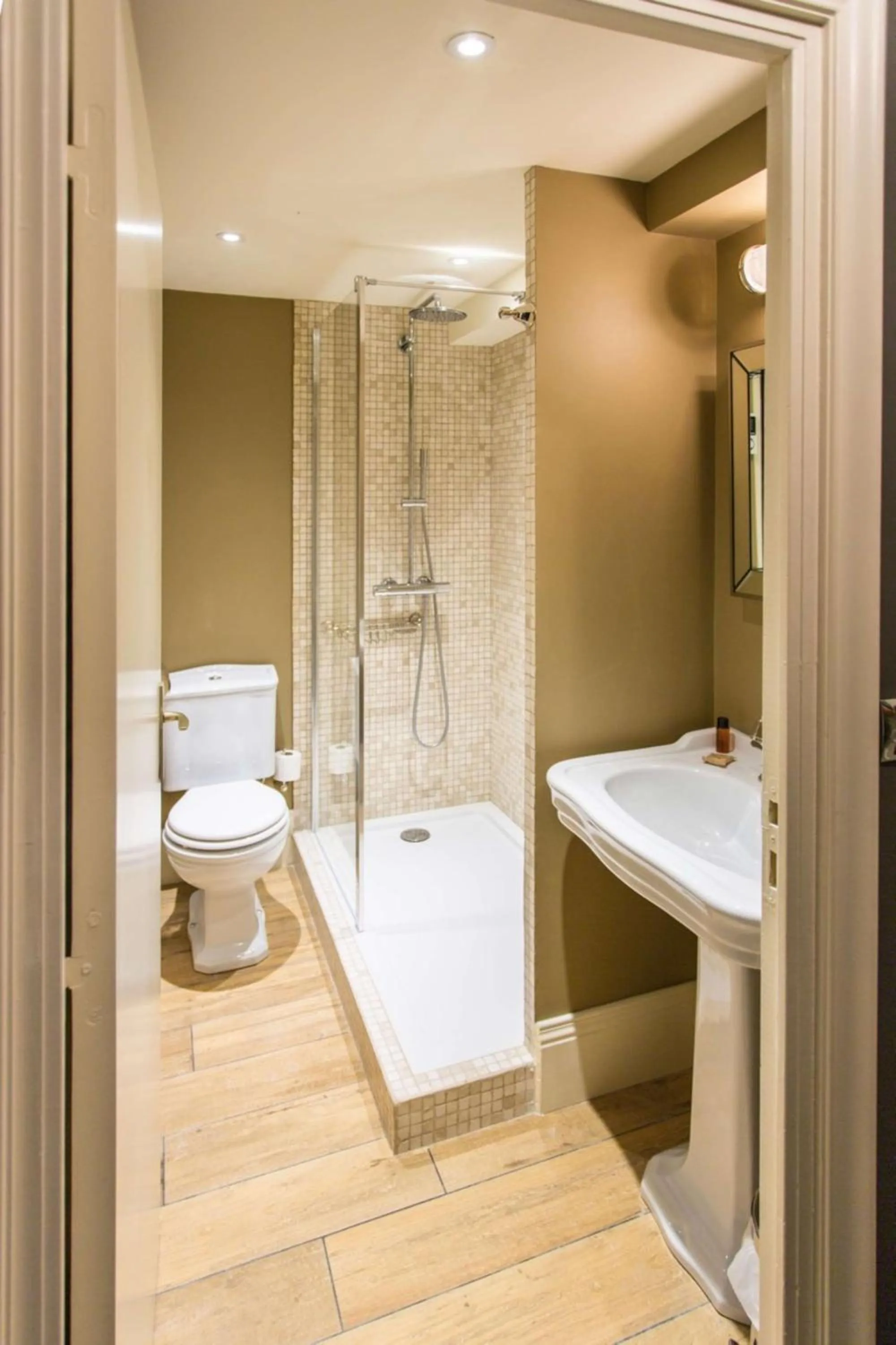 Shower in Hotel Vendome - BW Signature Collection