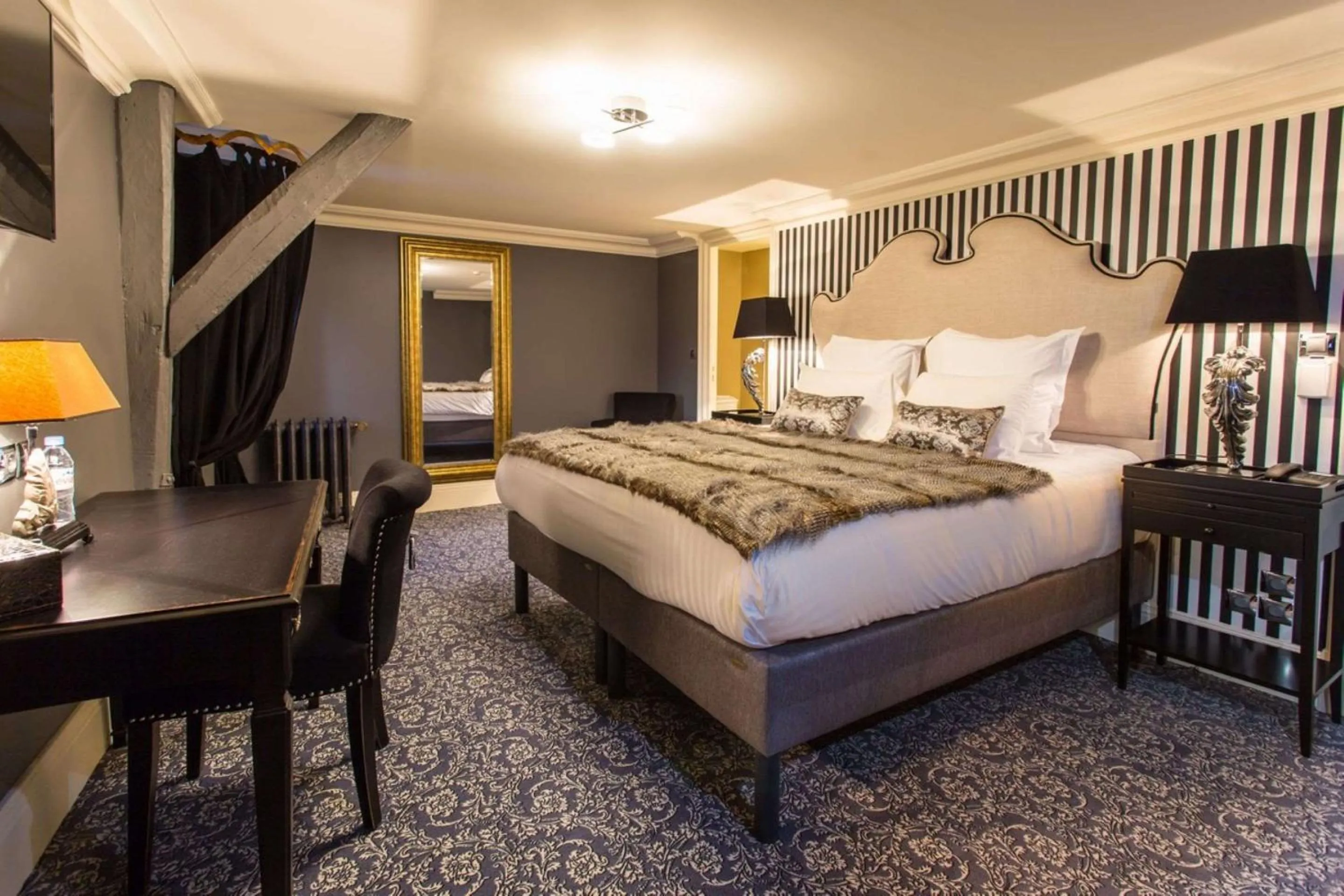 Bedroom, Bed in Hotel Vendome - BW Signature Collection