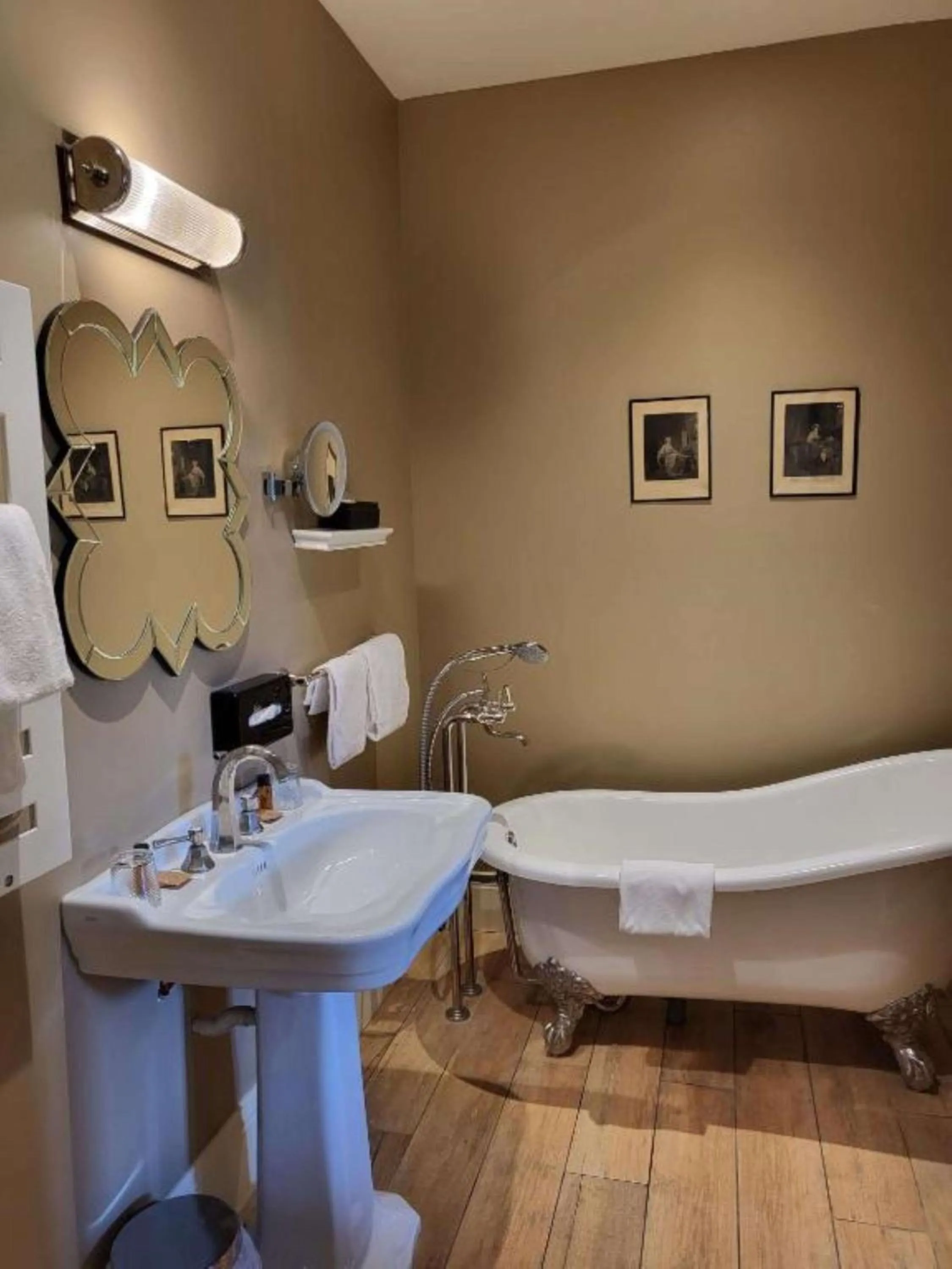 Bathroom in Hotel Vendome - BW Signature Collection