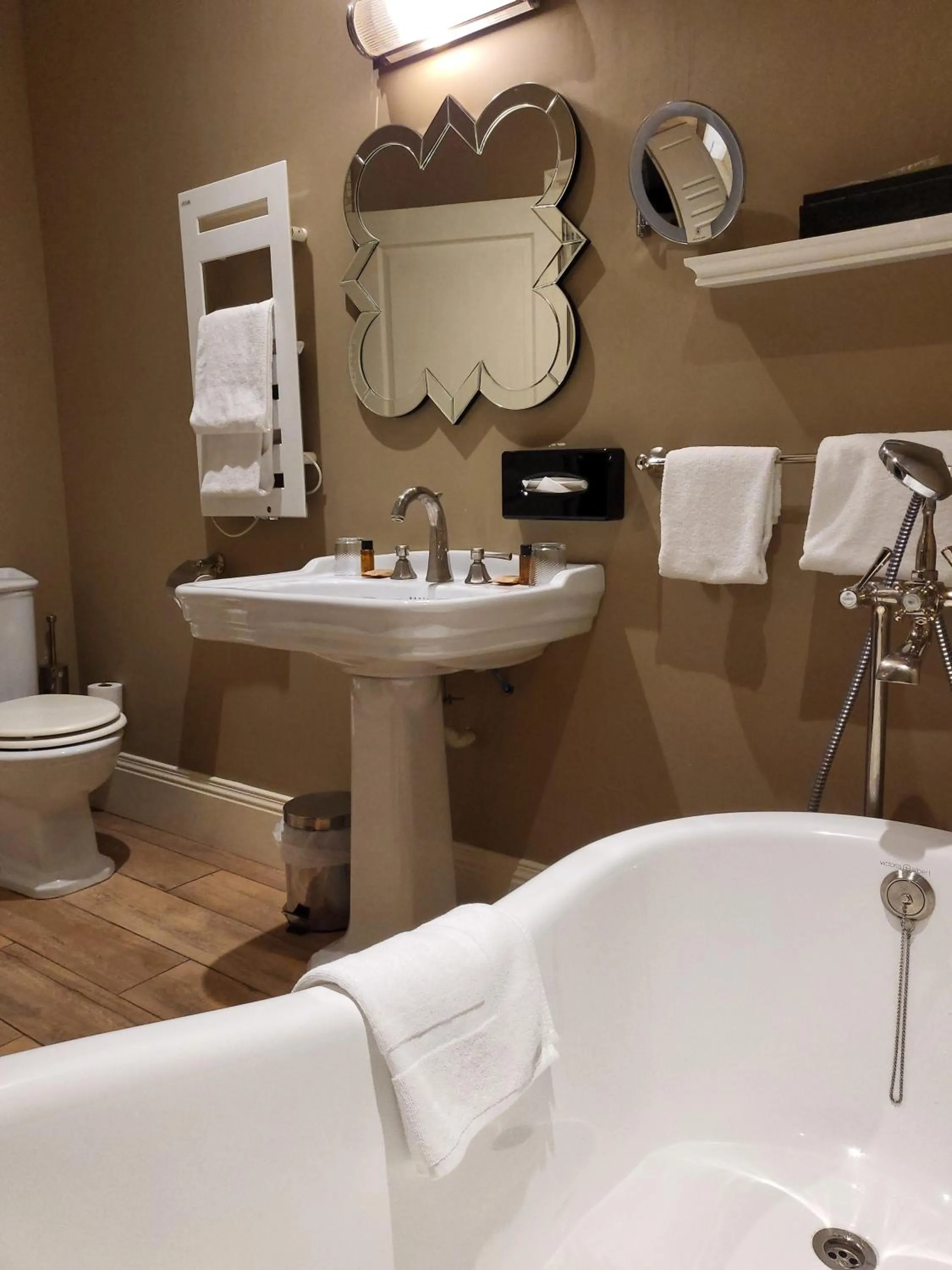 Bath in Hotel Vendome - BW Signature Collection