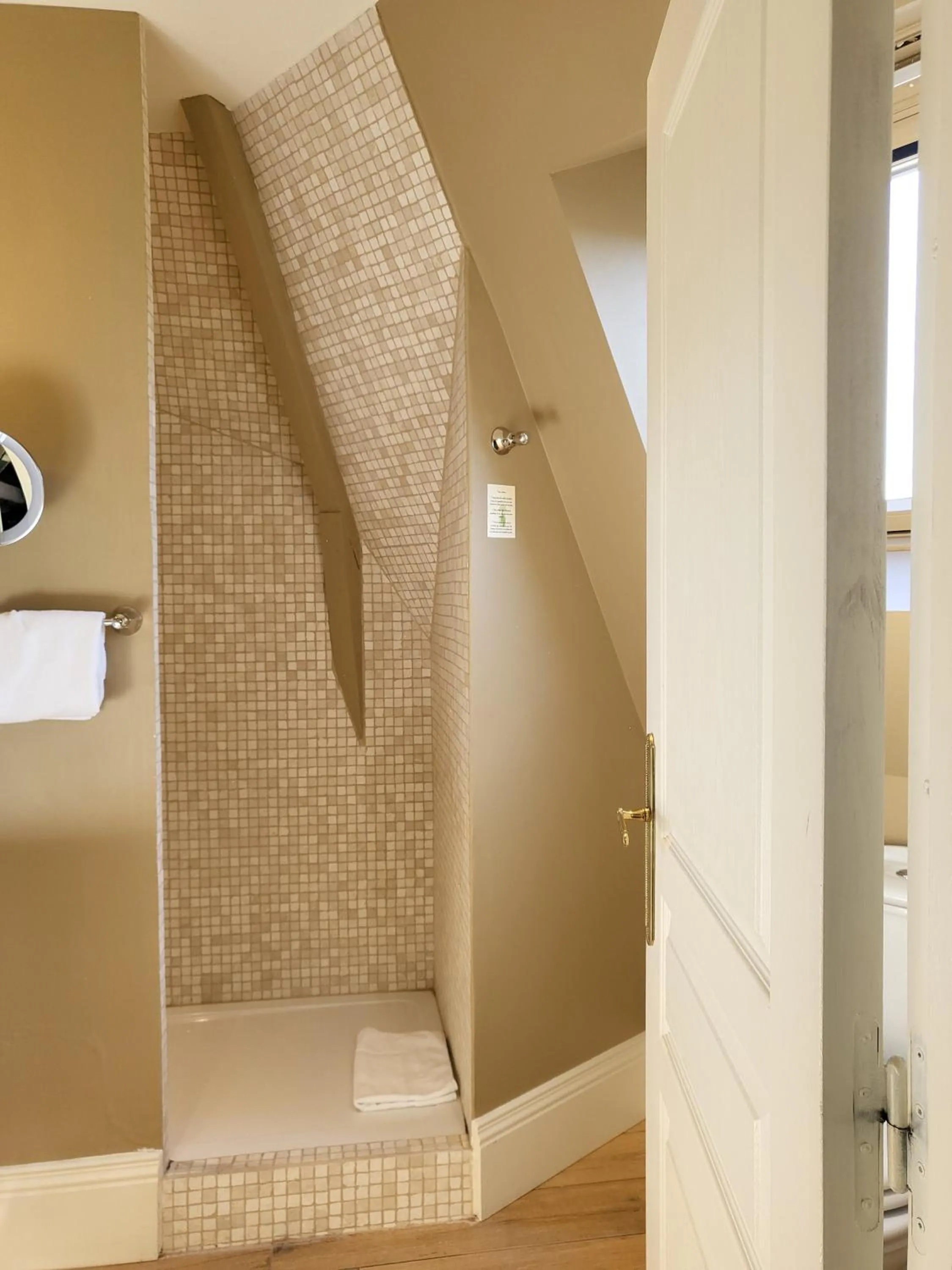 Shower in Hotel Vendome - BW Signature Collection