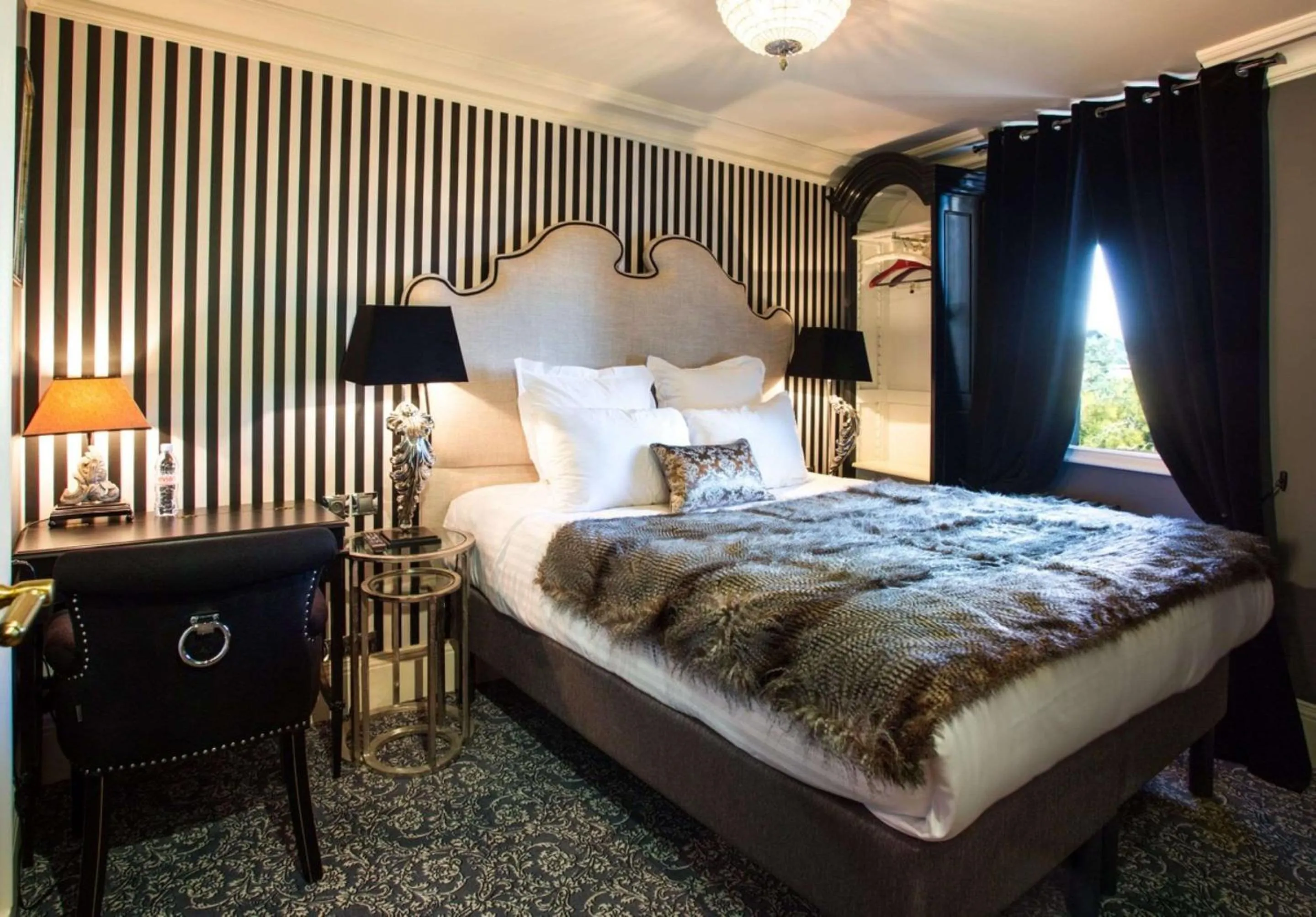 Bedroom, Bed in Hotel Vendome - BW Signature Collection