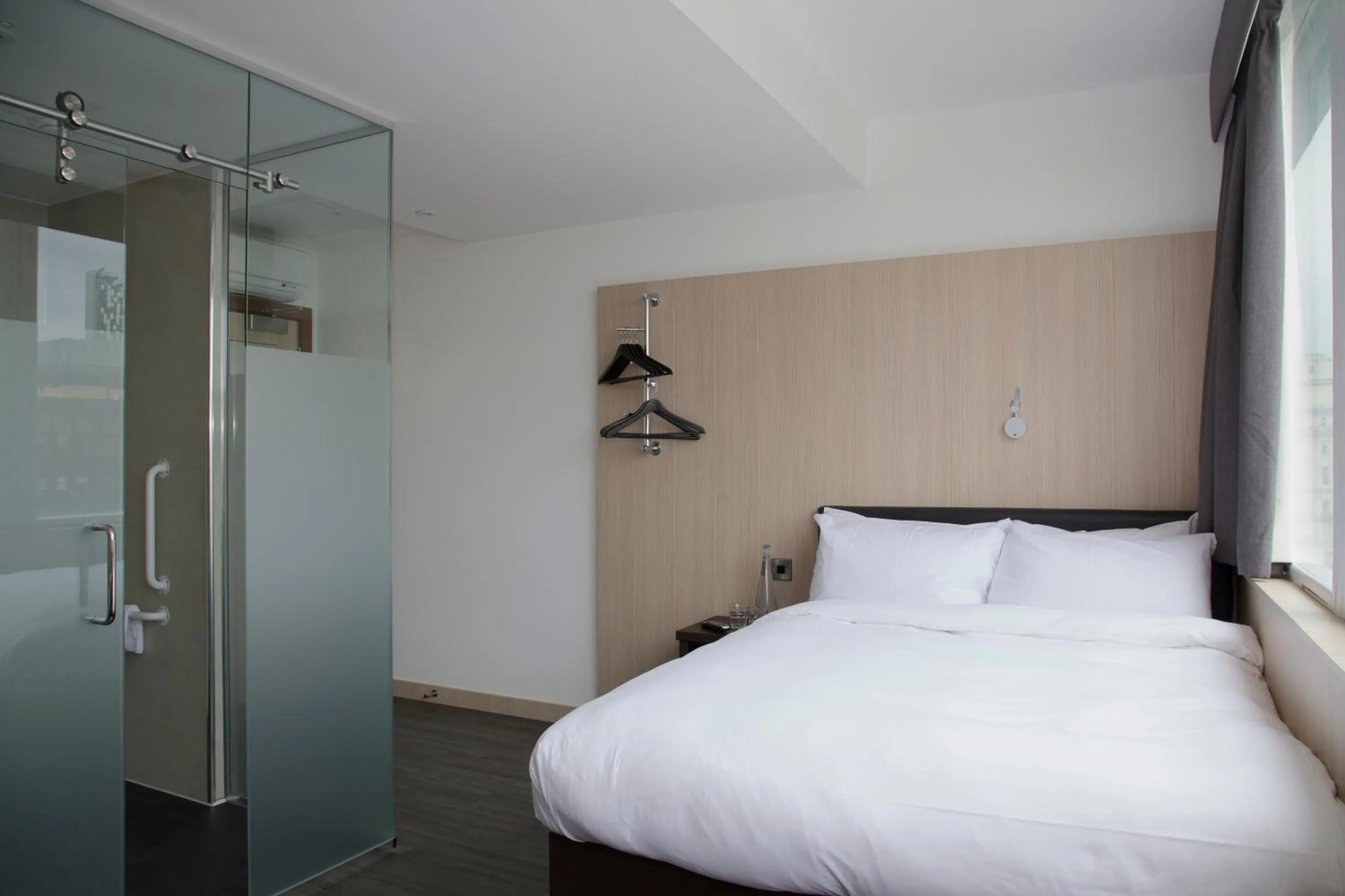 Photo of the whole room, Bed in The Z Hotel Liverpool