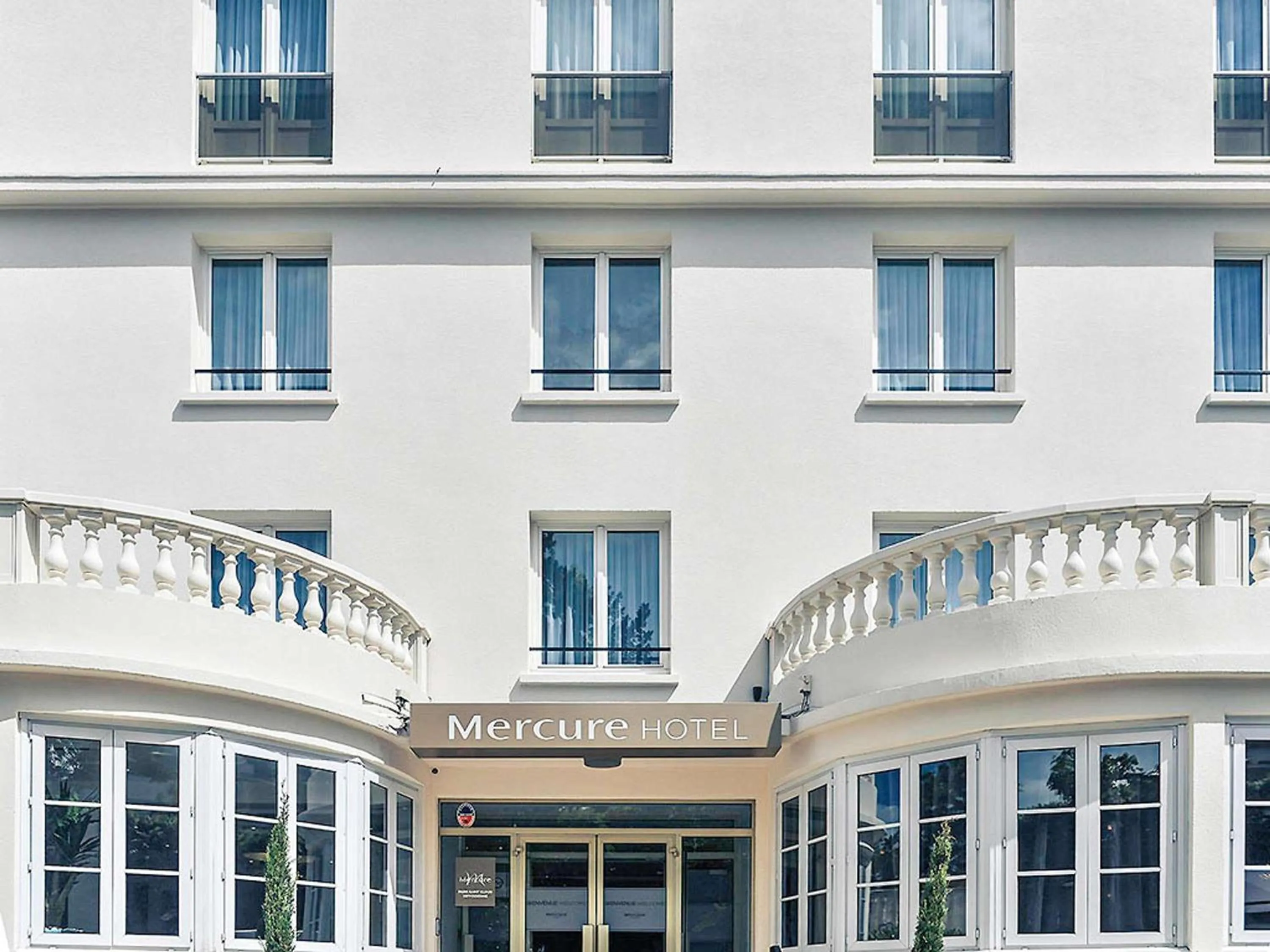 Property building in Mercure Paris Saint Cloud Hippodrome