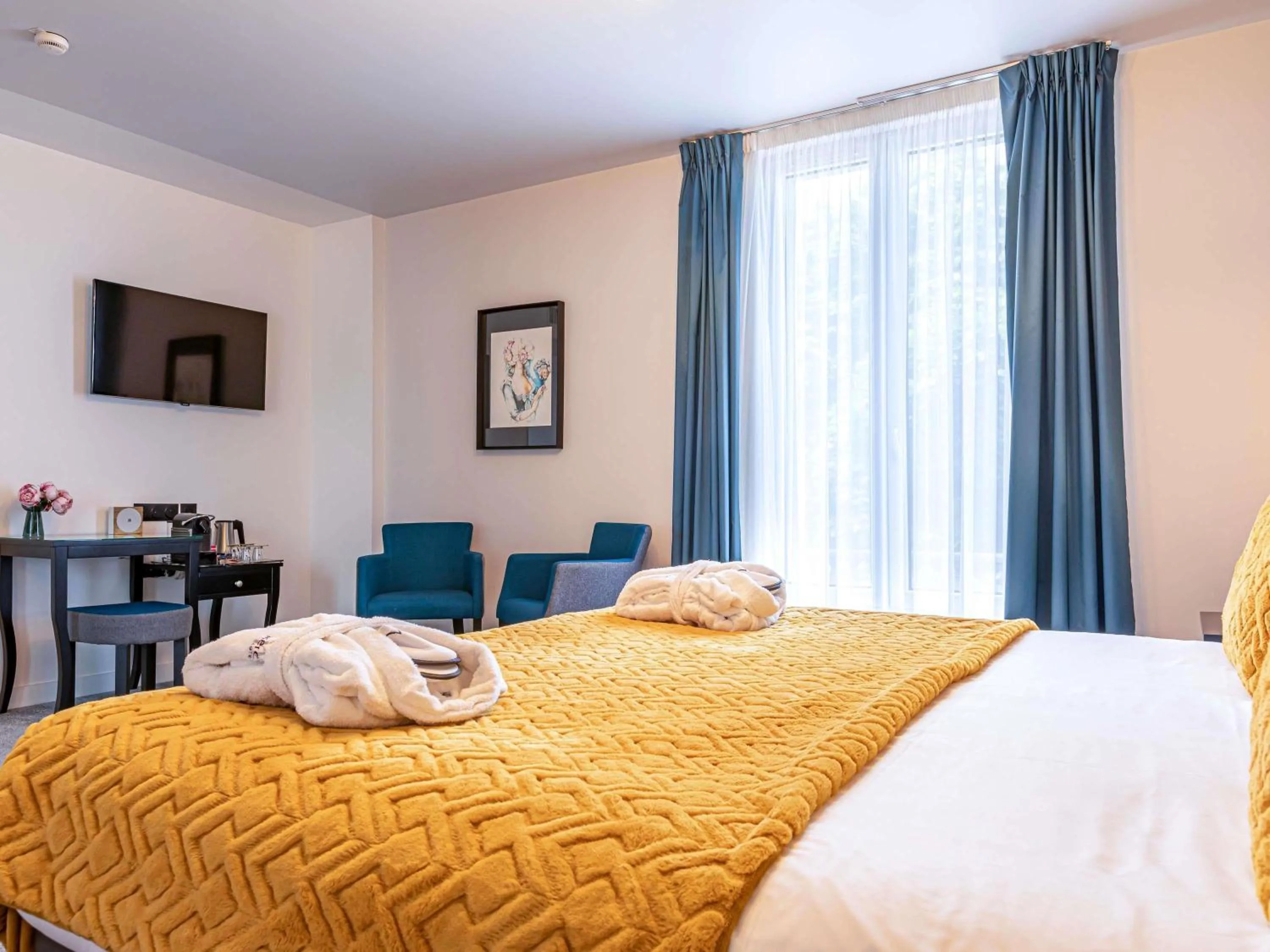 Bedroom, Bed in Mercure Paris Saint Cloud Hippodrome