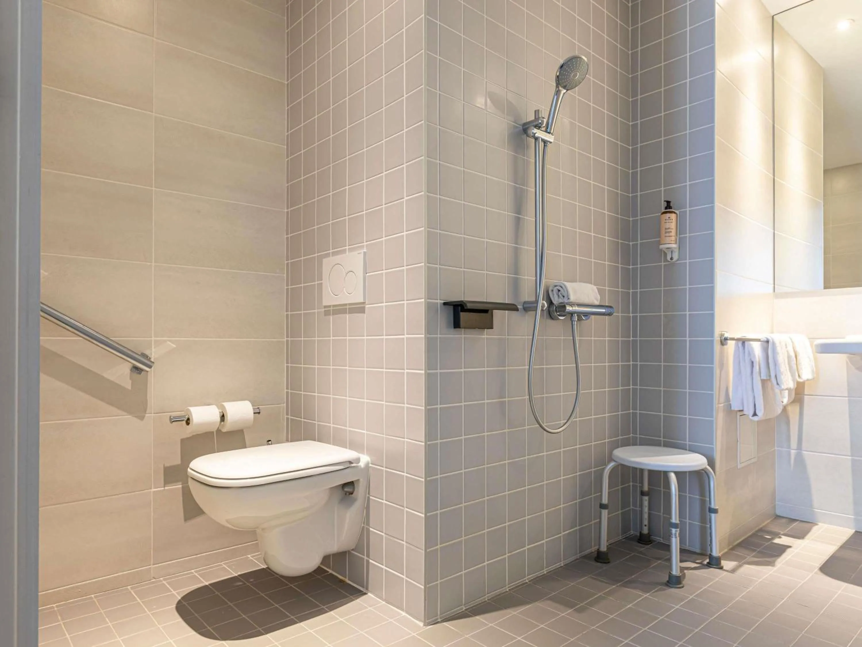 Bedroom in Mercure Paris Saint Cloud Hippodrome