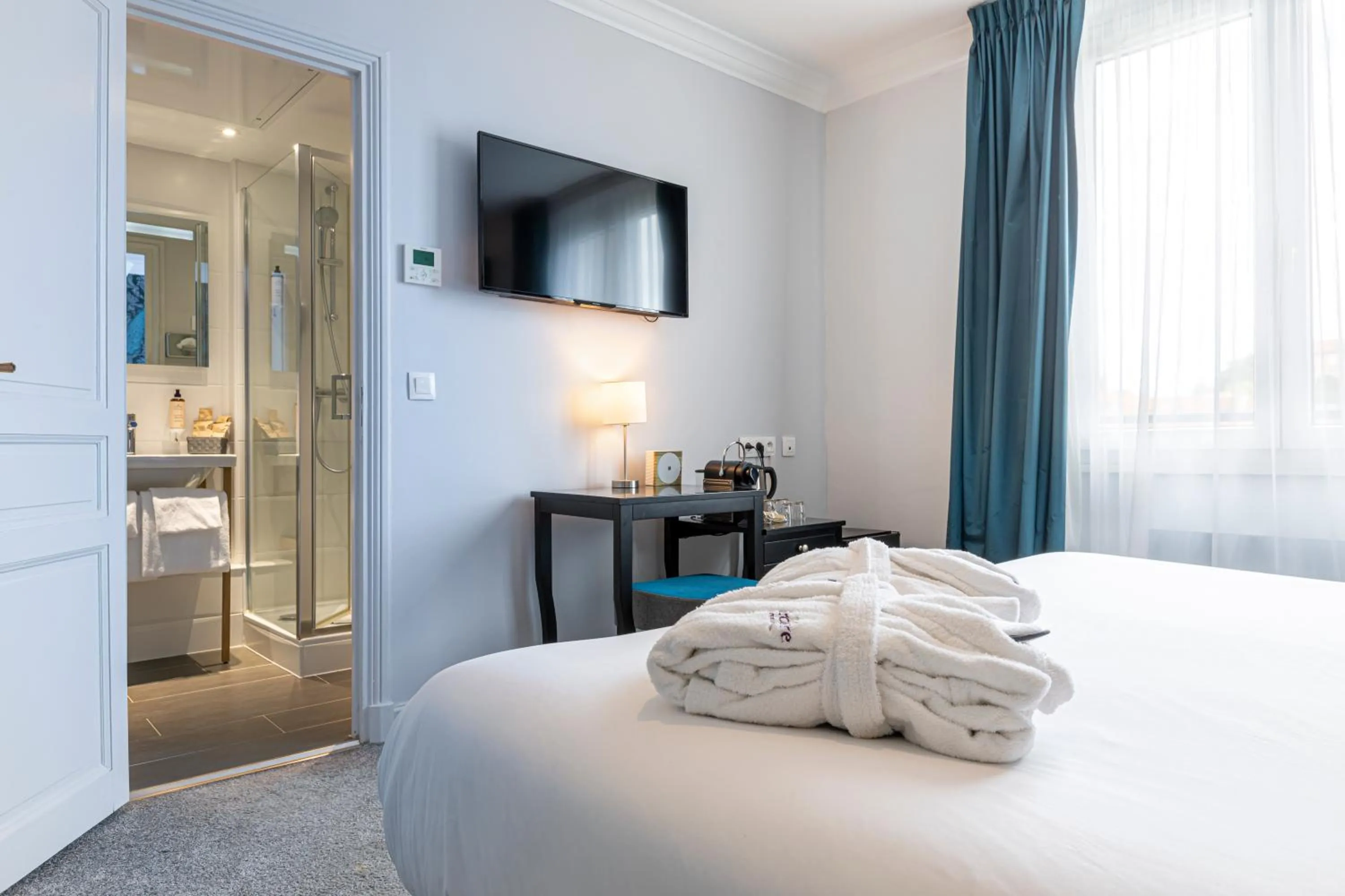 Bedroom, Bed in Mercure Paris Saint Cloud Hippodrome