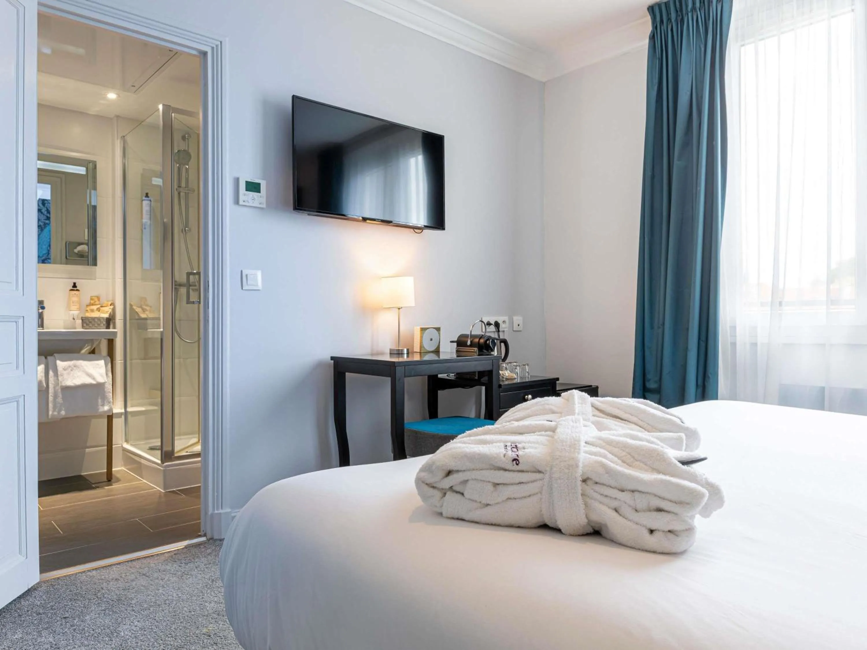 Bedroom, Bed in Mercure Paris Saint Cloud Hippodrome