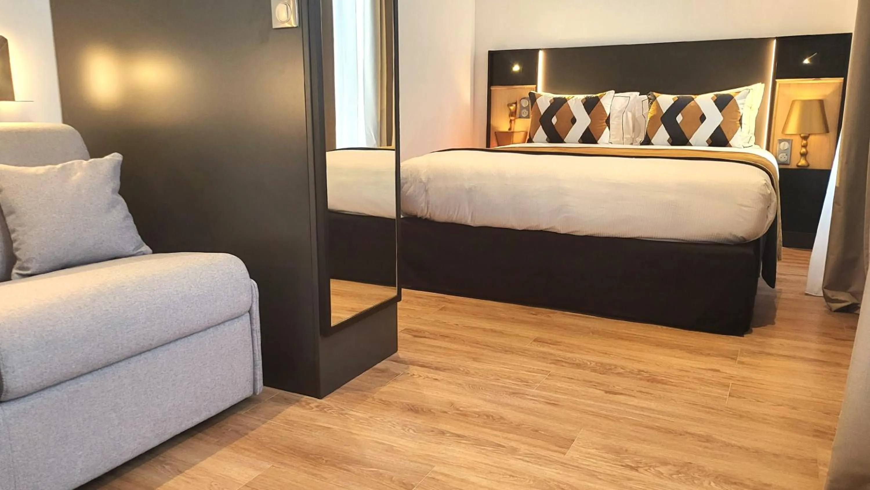 Bed in Star Champs-Elysées