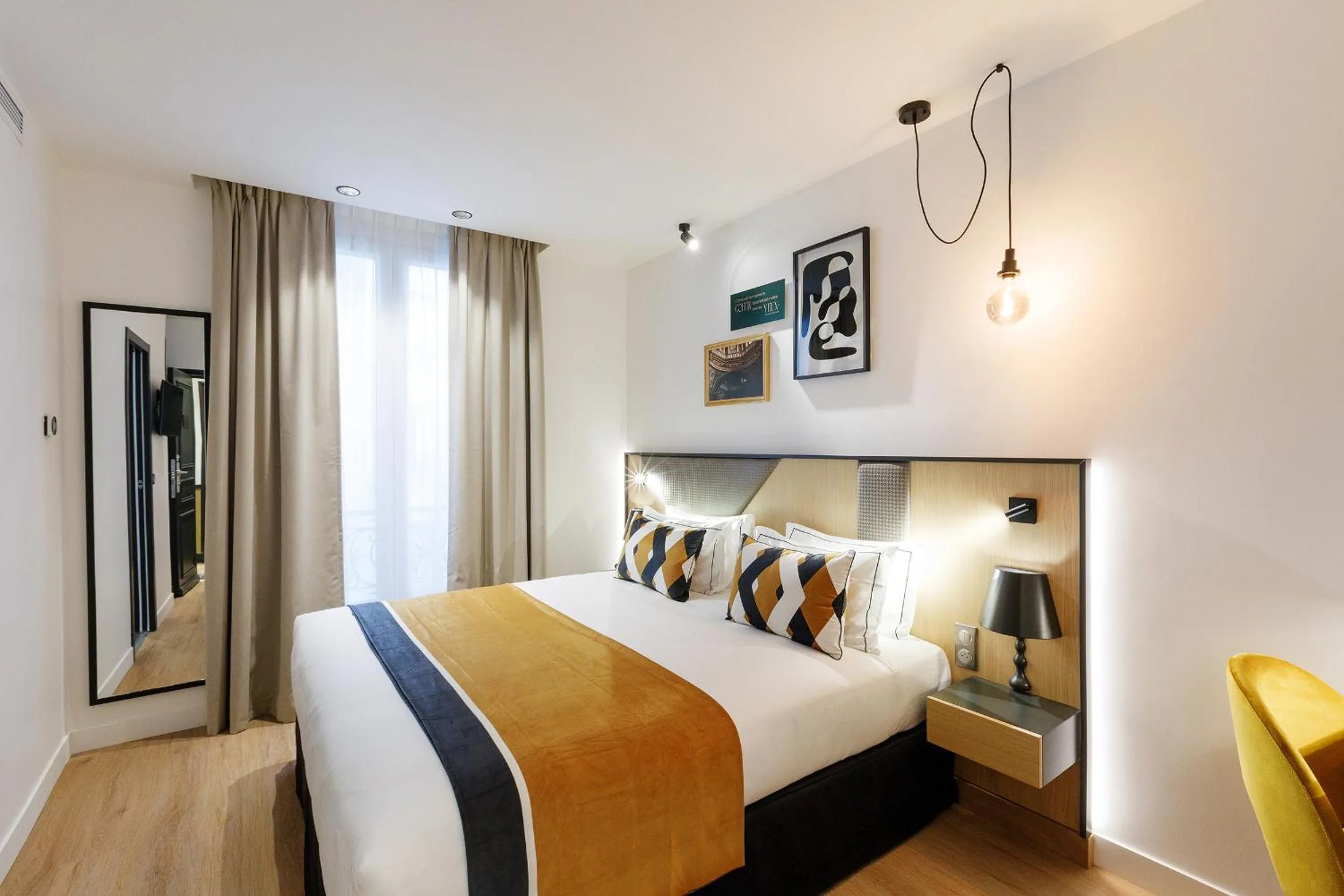 Photo of the whole room, Bed in Star Champs-Elysées