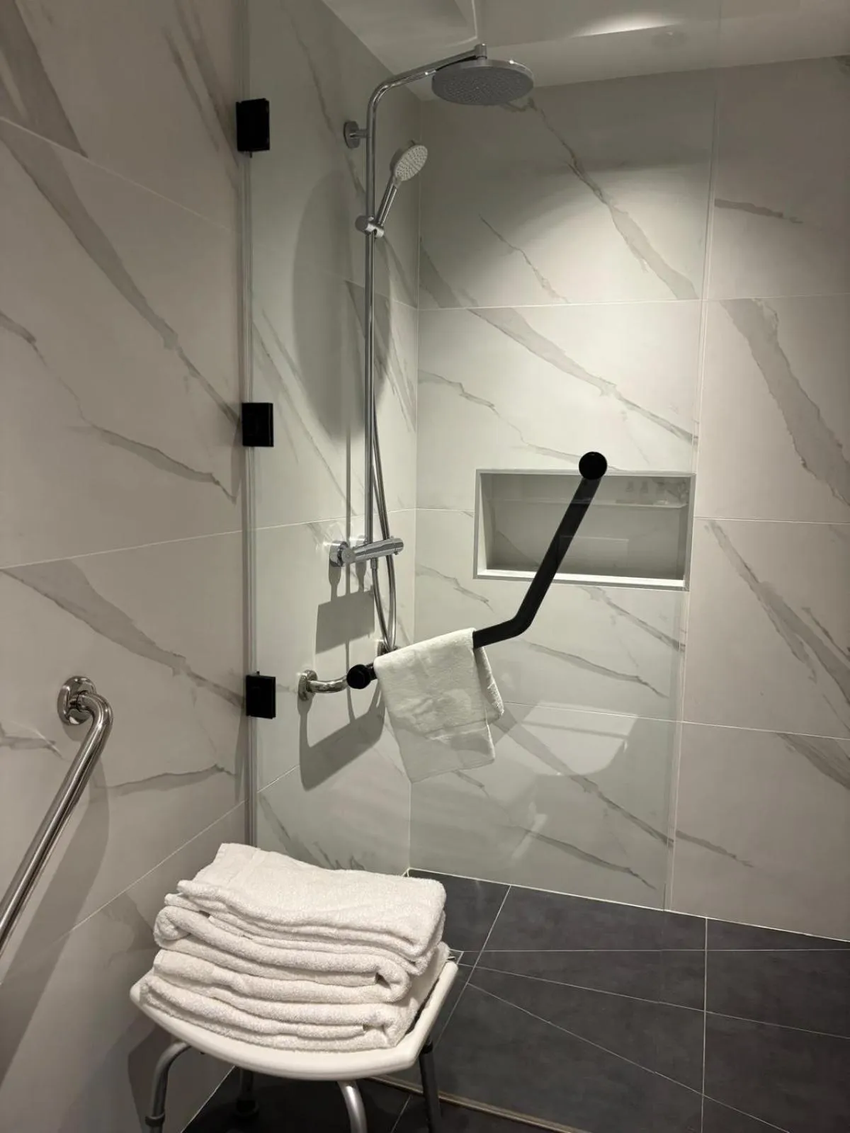 Shower in Star Champs-Elysées