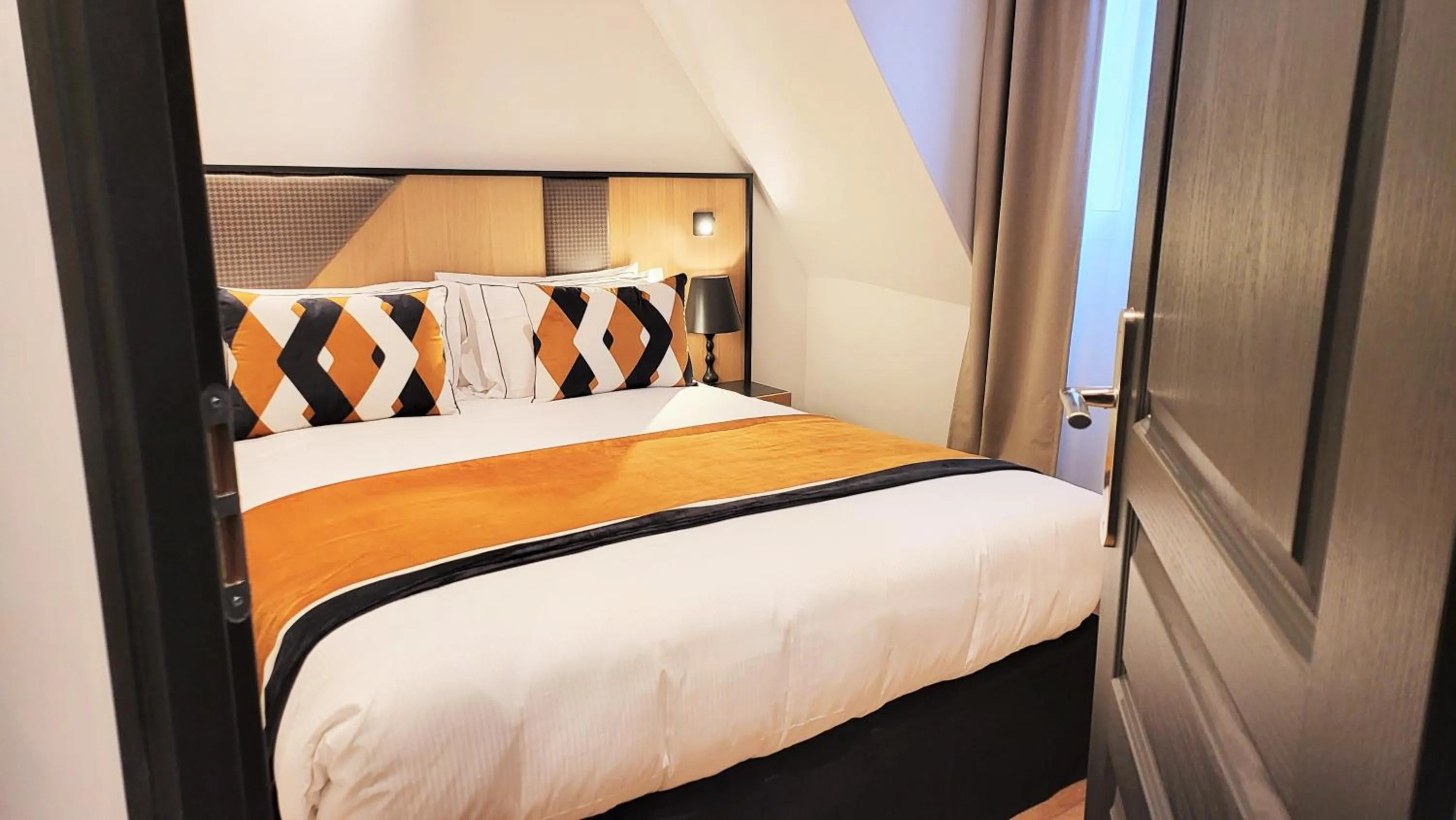 Photo of the whole room, Bed in Star Champs-Elysées