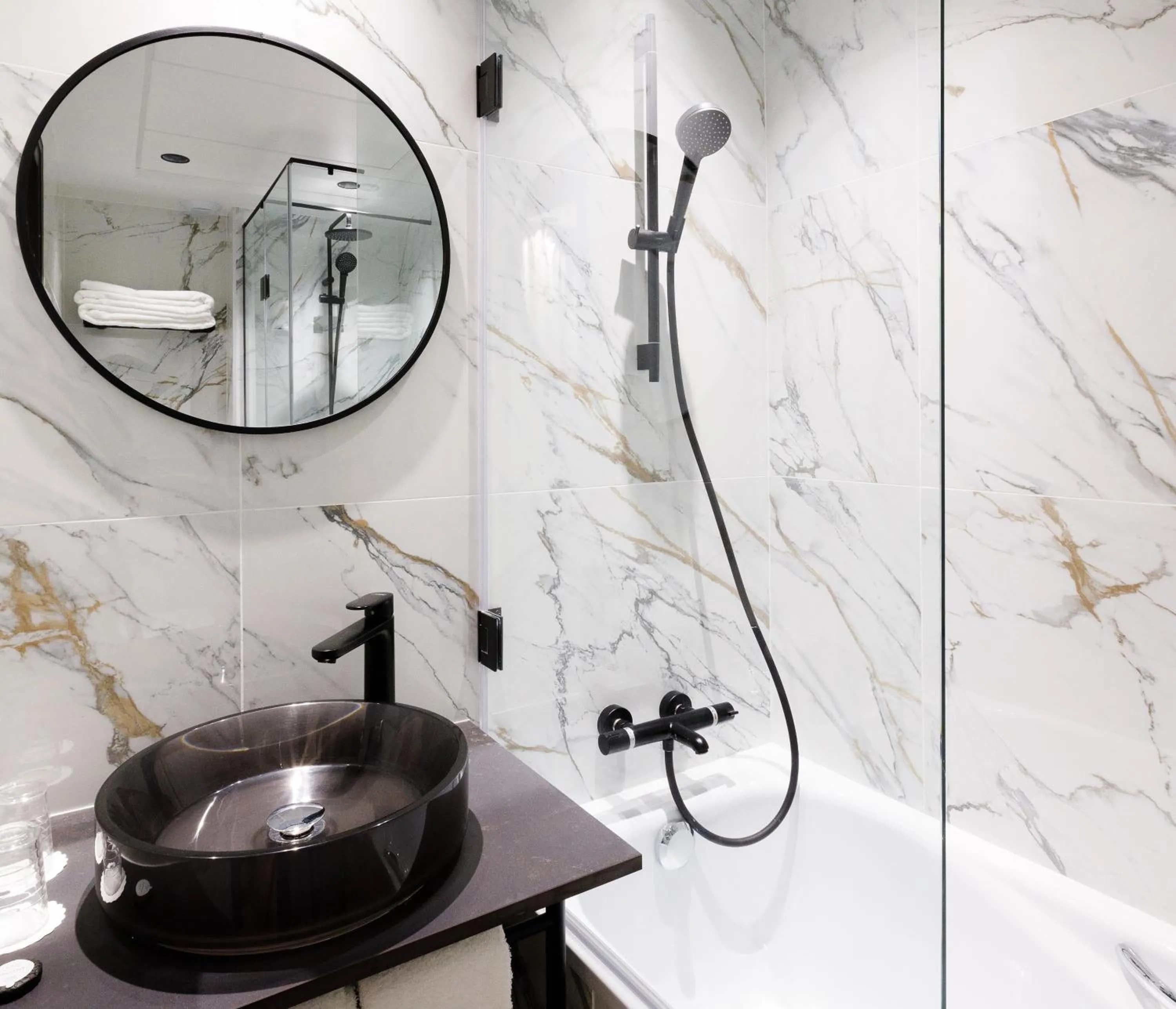 Bathroom in Star Champs-Elysées