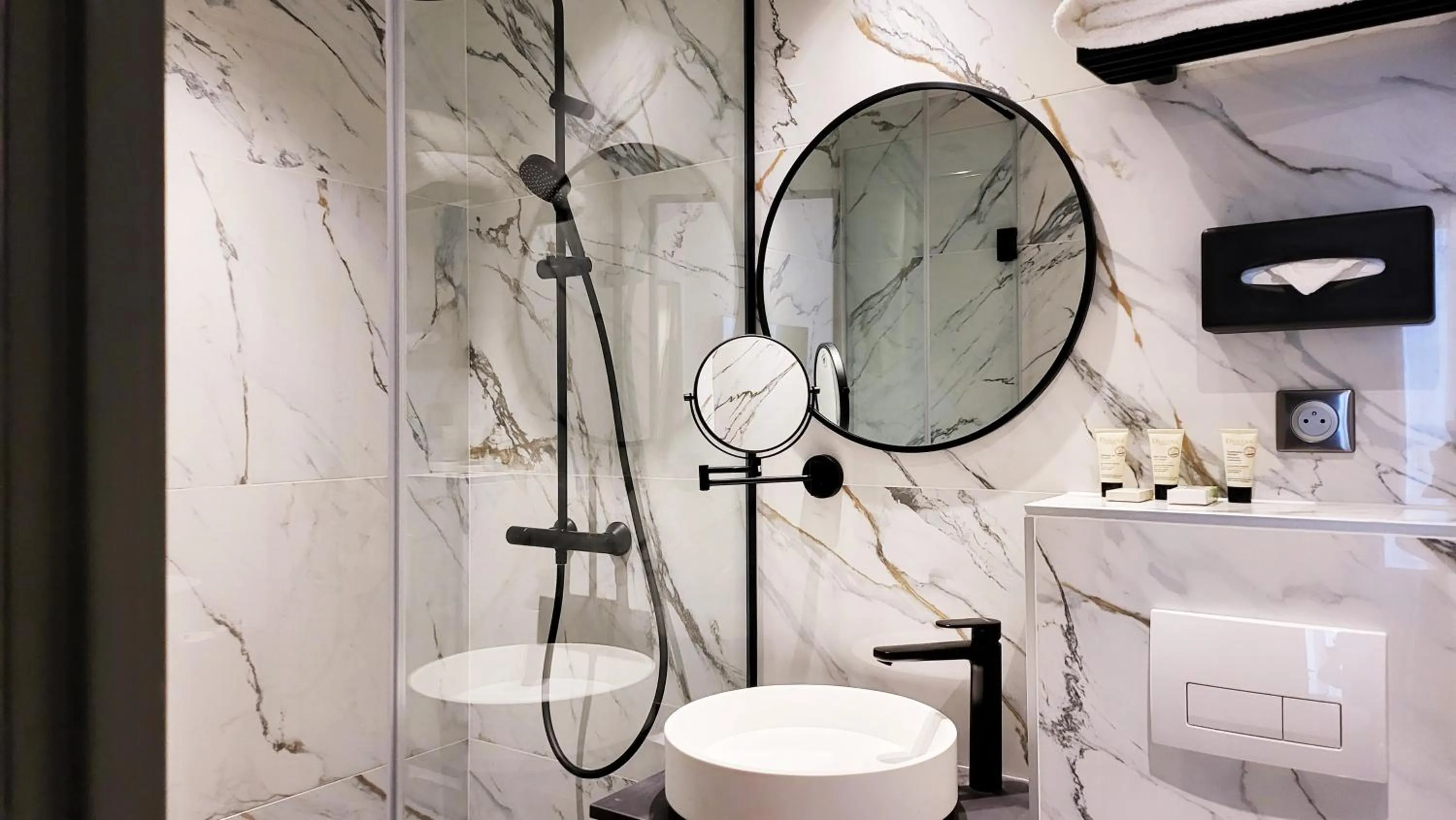 Shower in Star Champs-Elysées