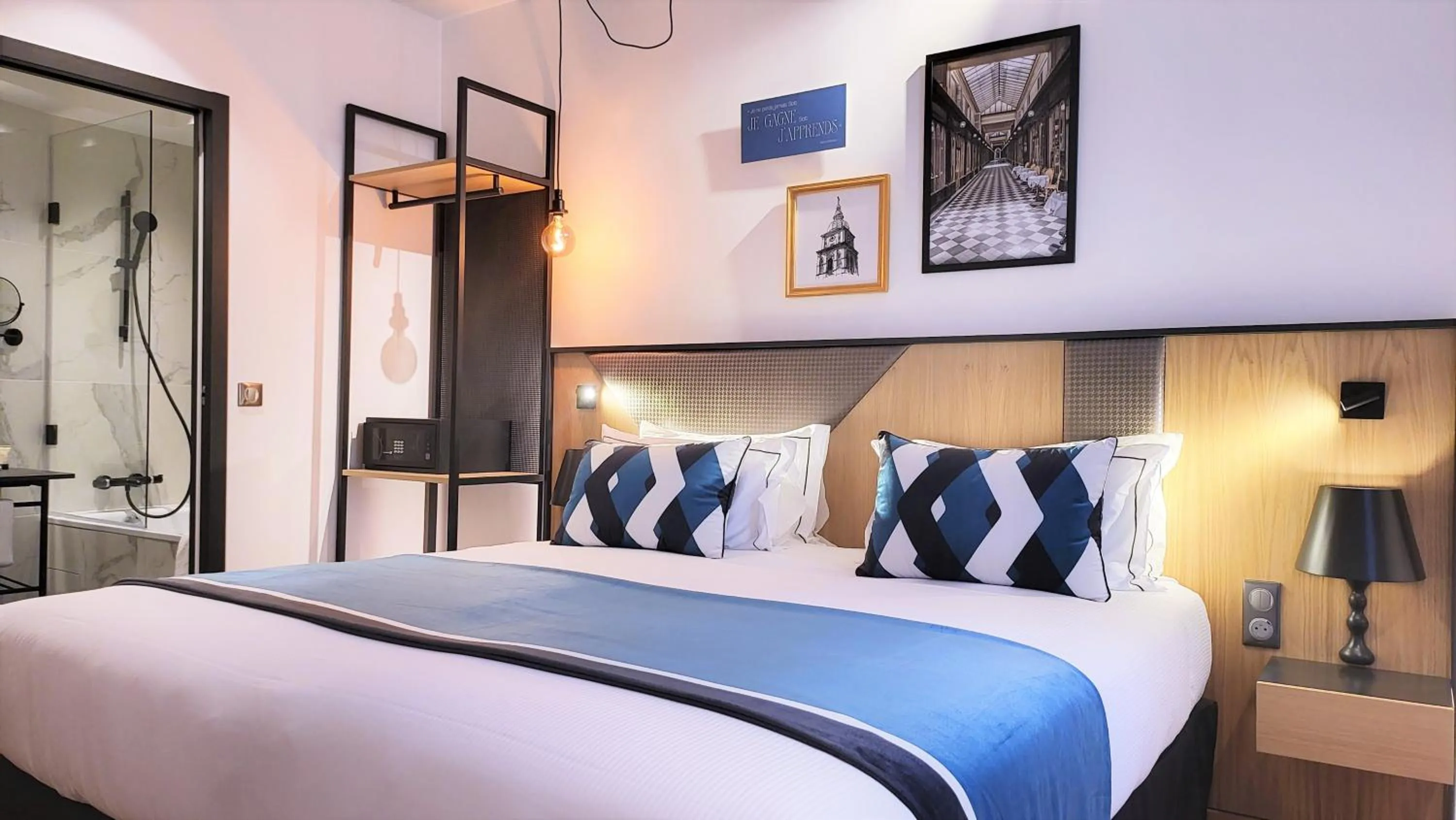 Photo of the whole room, Bed in Star Champs-Elysées