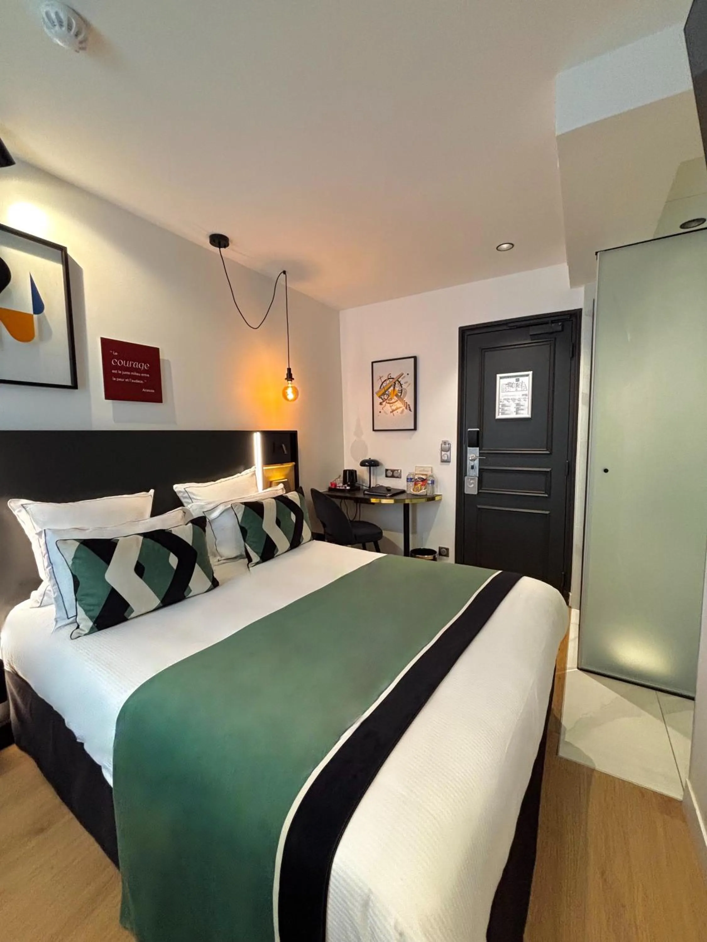 Bed in Star Champs-Elysées