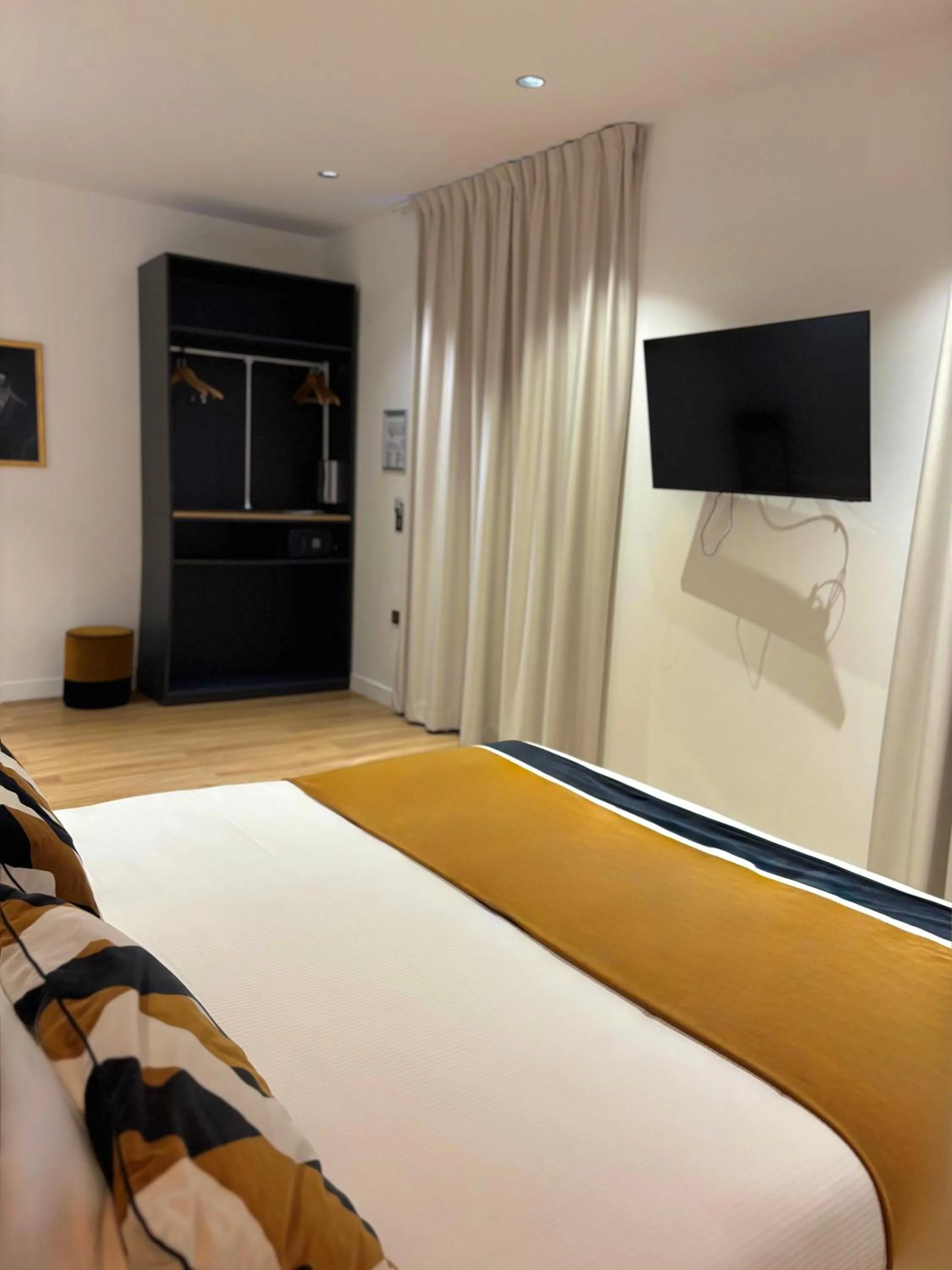 Bed in Star Champs-Elysées