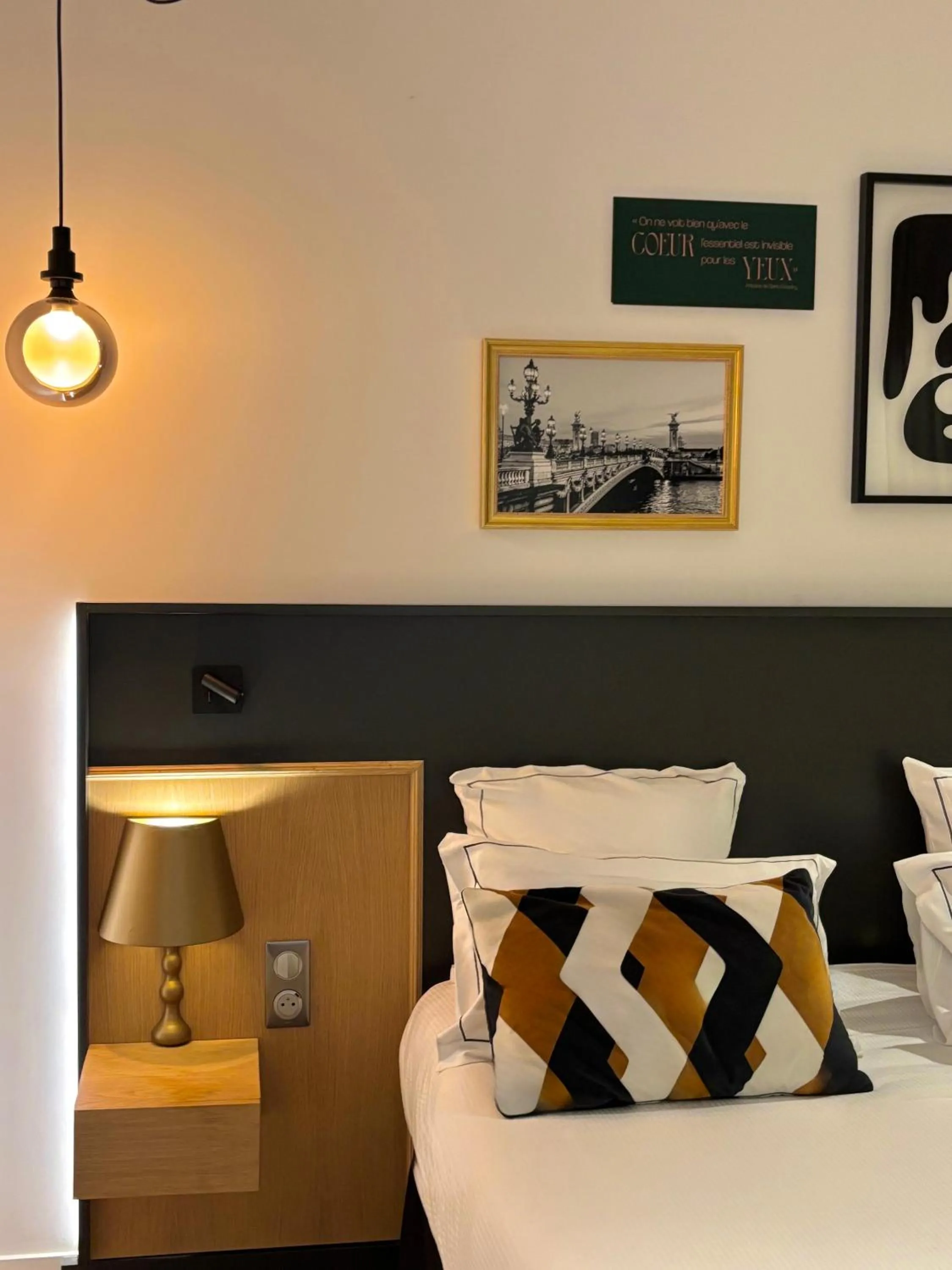 Bed in Star Champs-Elysées