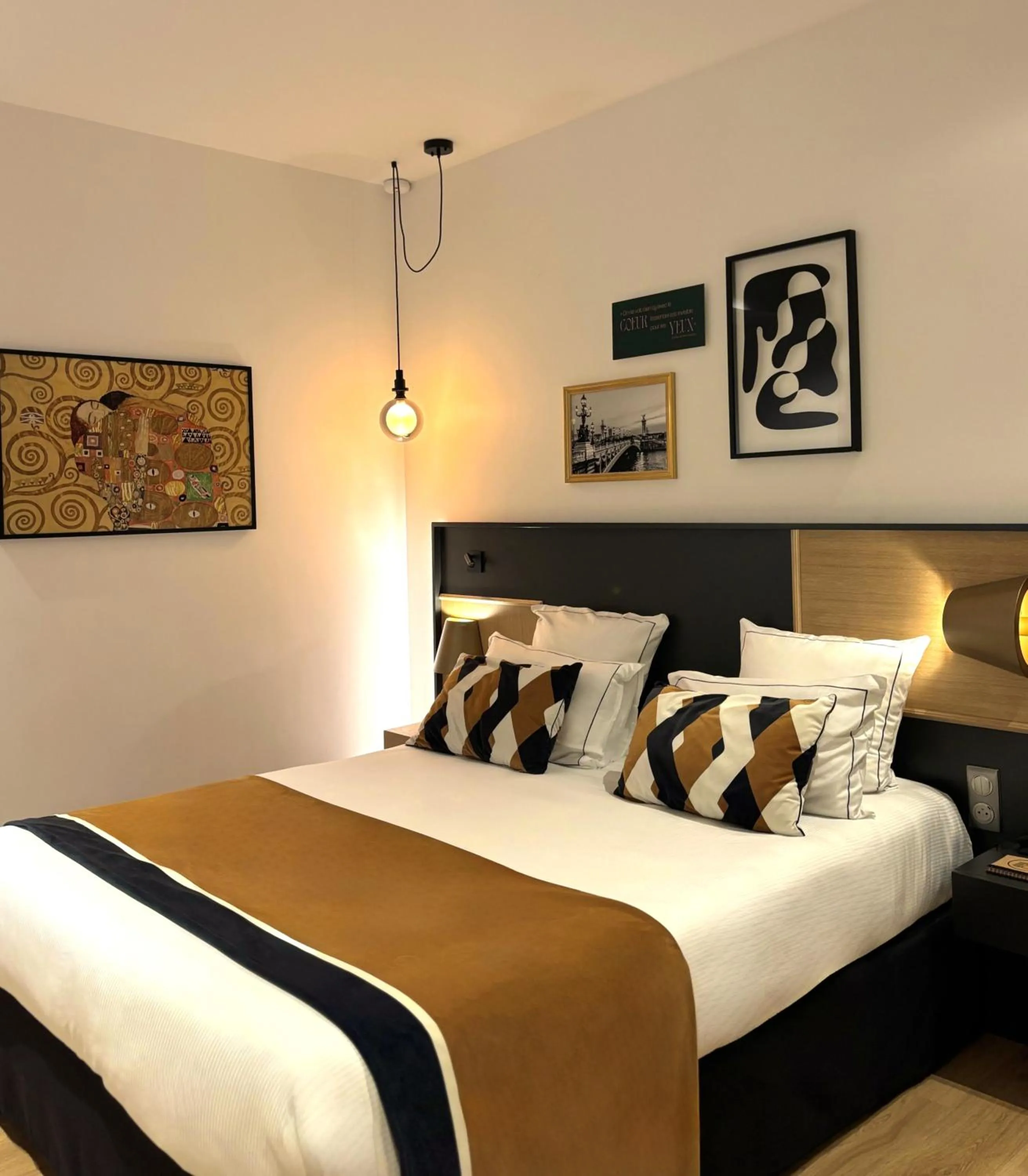 Bed in Star Champs-Elysées