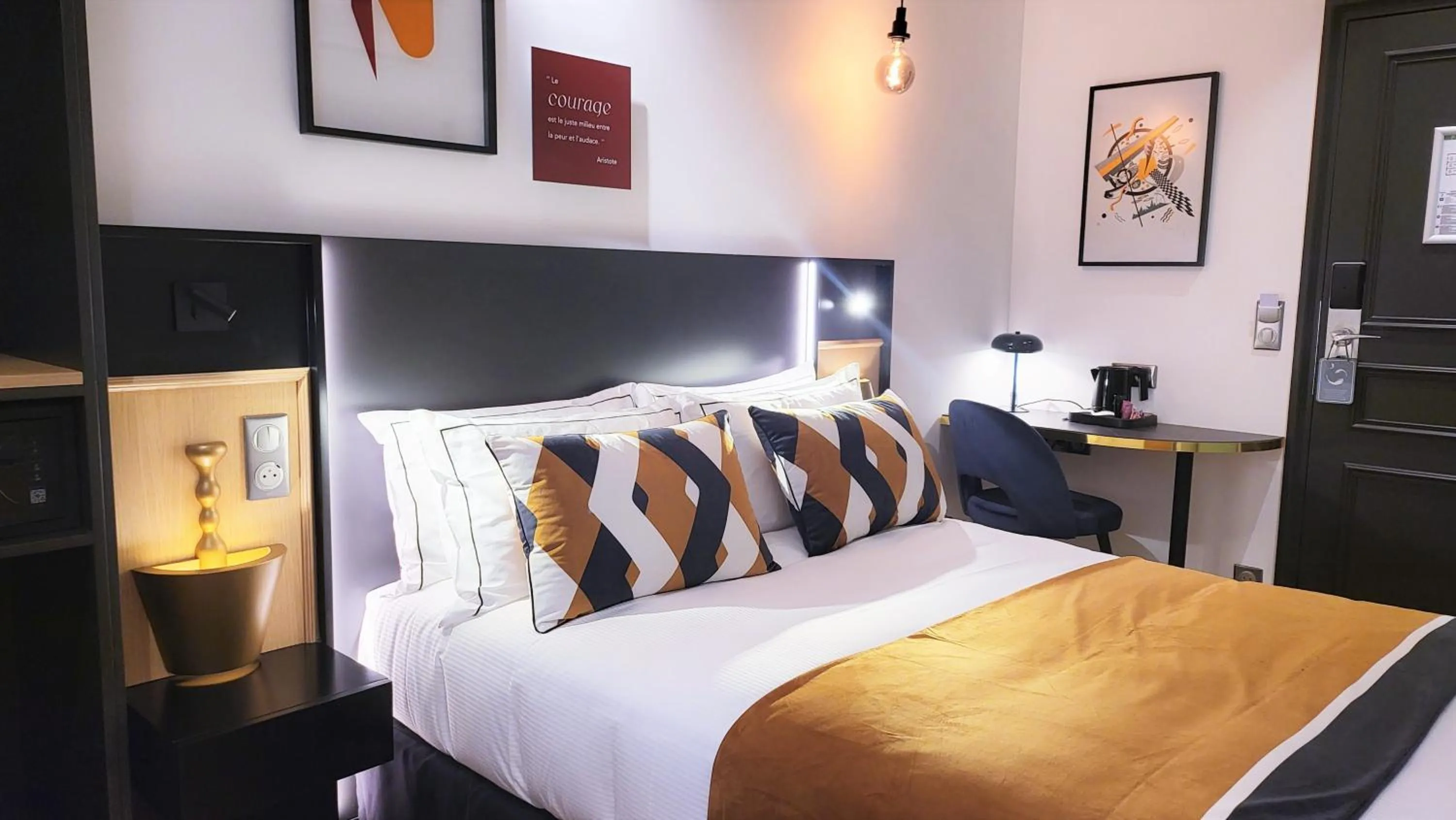 Bed in Star Champs-Elysées