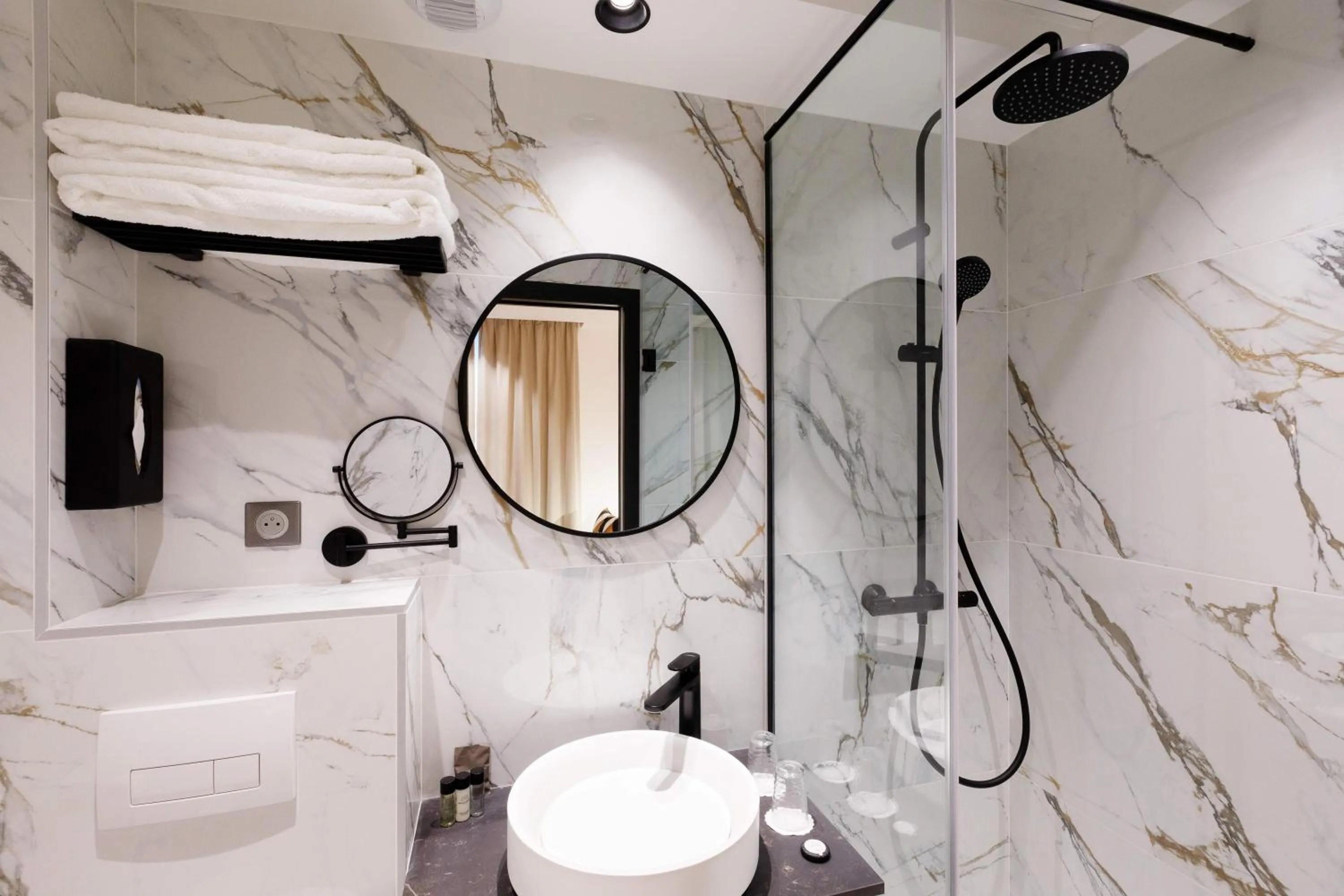 Shower in Star Champs-Elysées