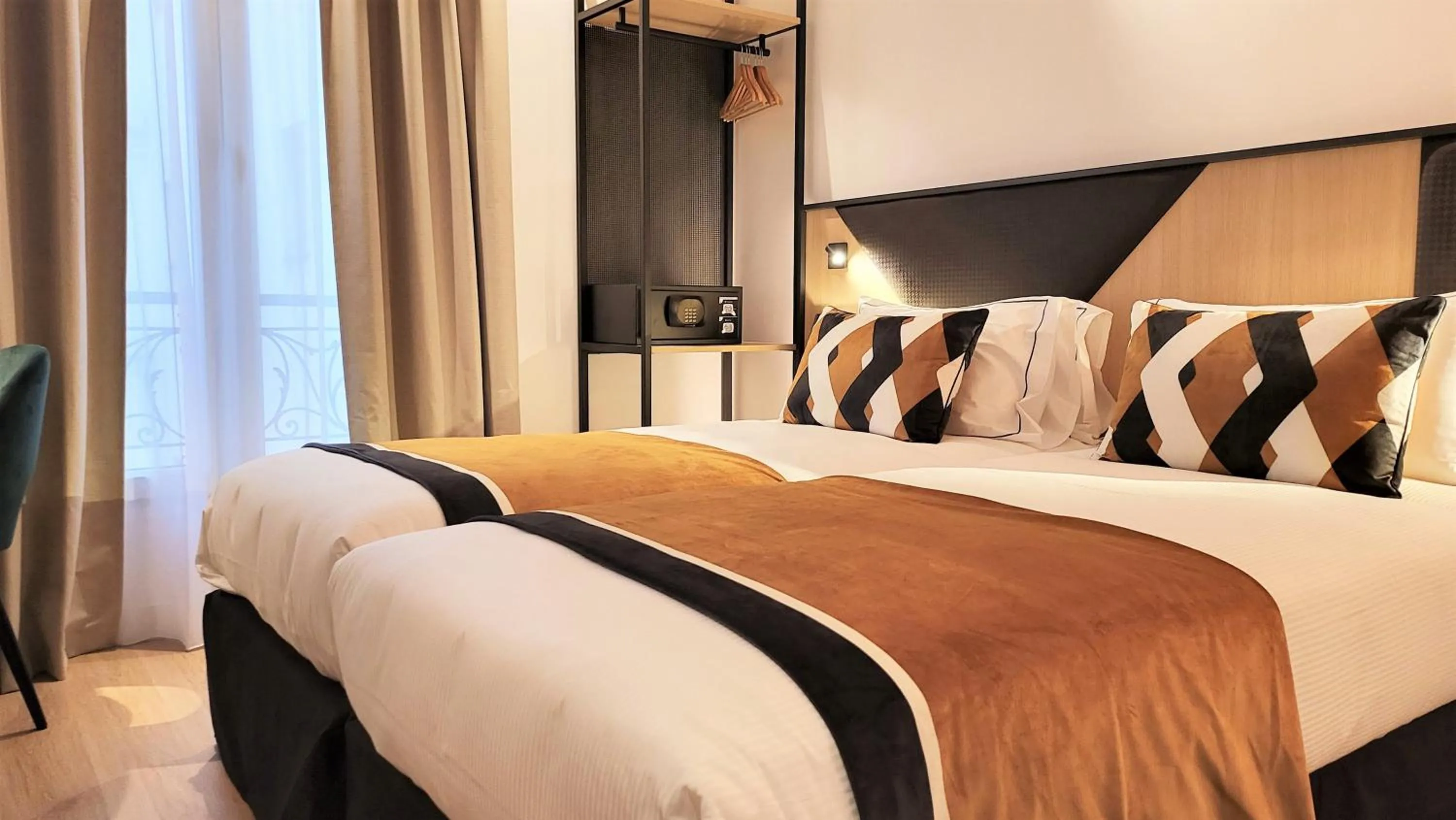 Bed in Star Champs-Elysées