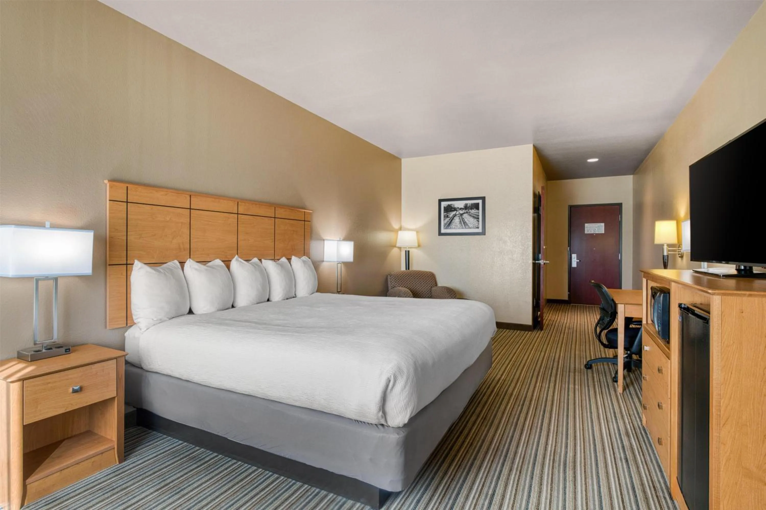 Bedroom, Bed in Best Western Shelby Inn & Suites