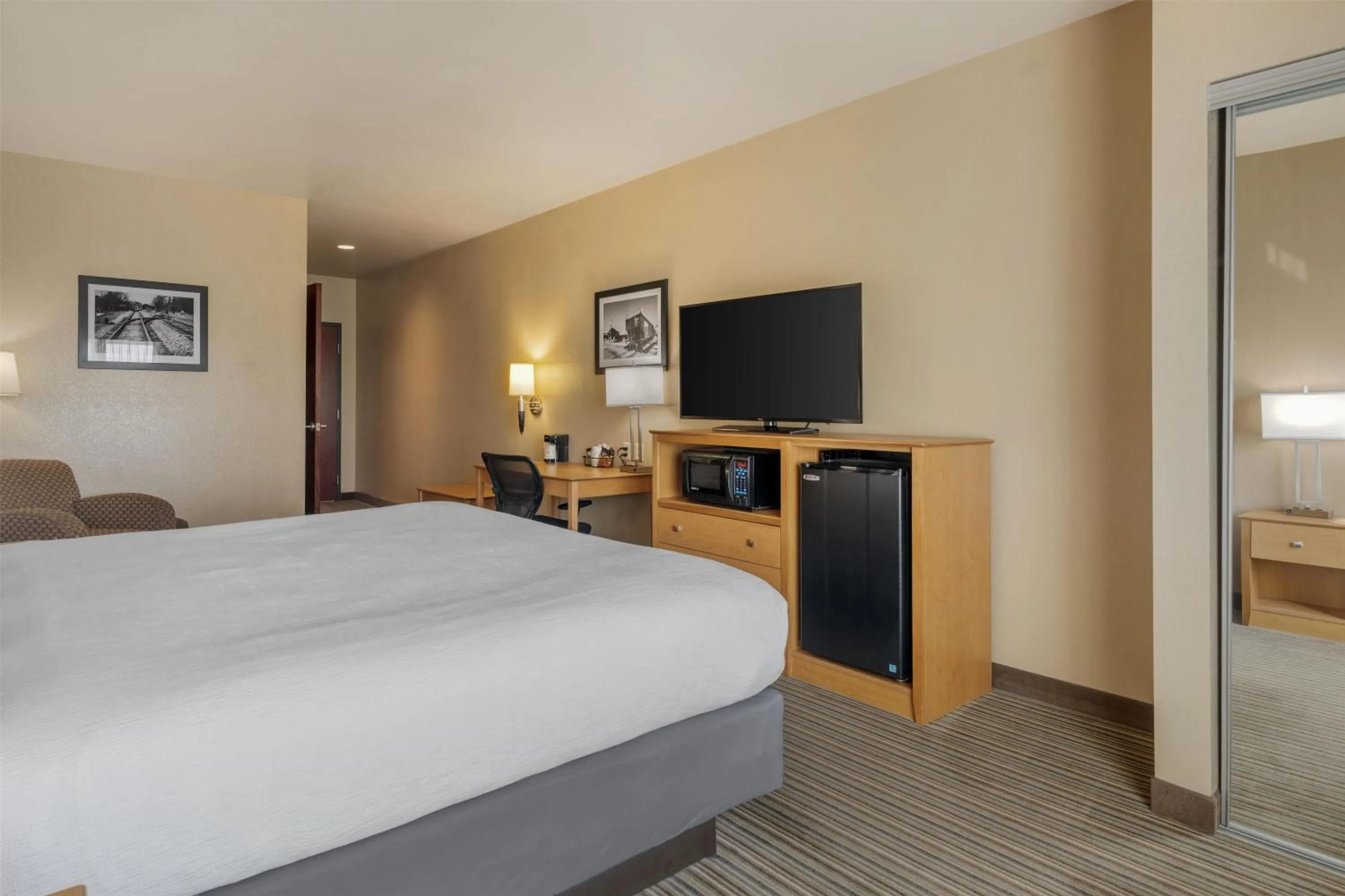 Bedroom, Bed in Best Western Shelby Inn & Suites