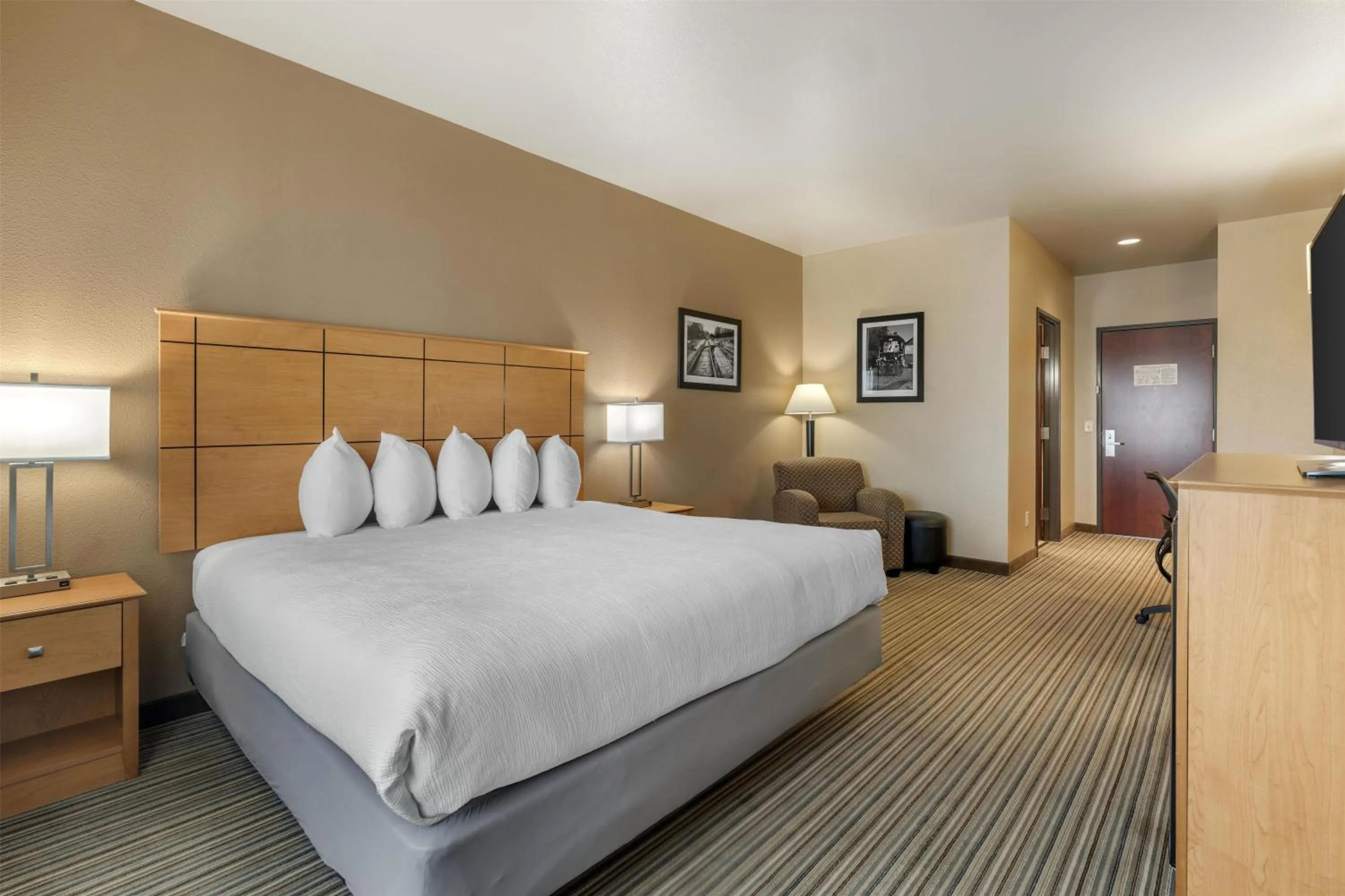 Bedroom, Bed in Best Western Shelby Inn & Suites