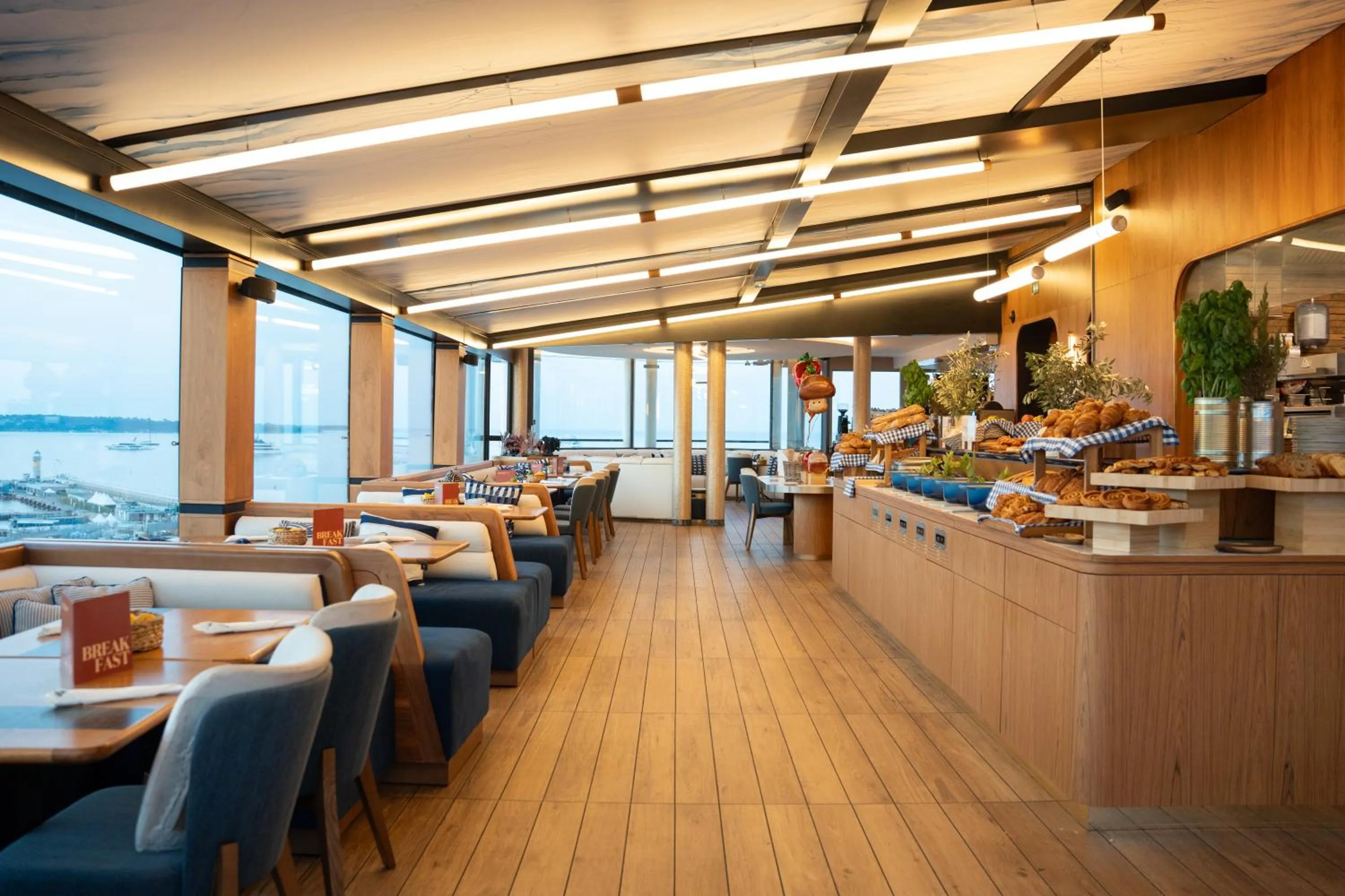 Restaurant/places to eat in Canopy by Hilton Cannes