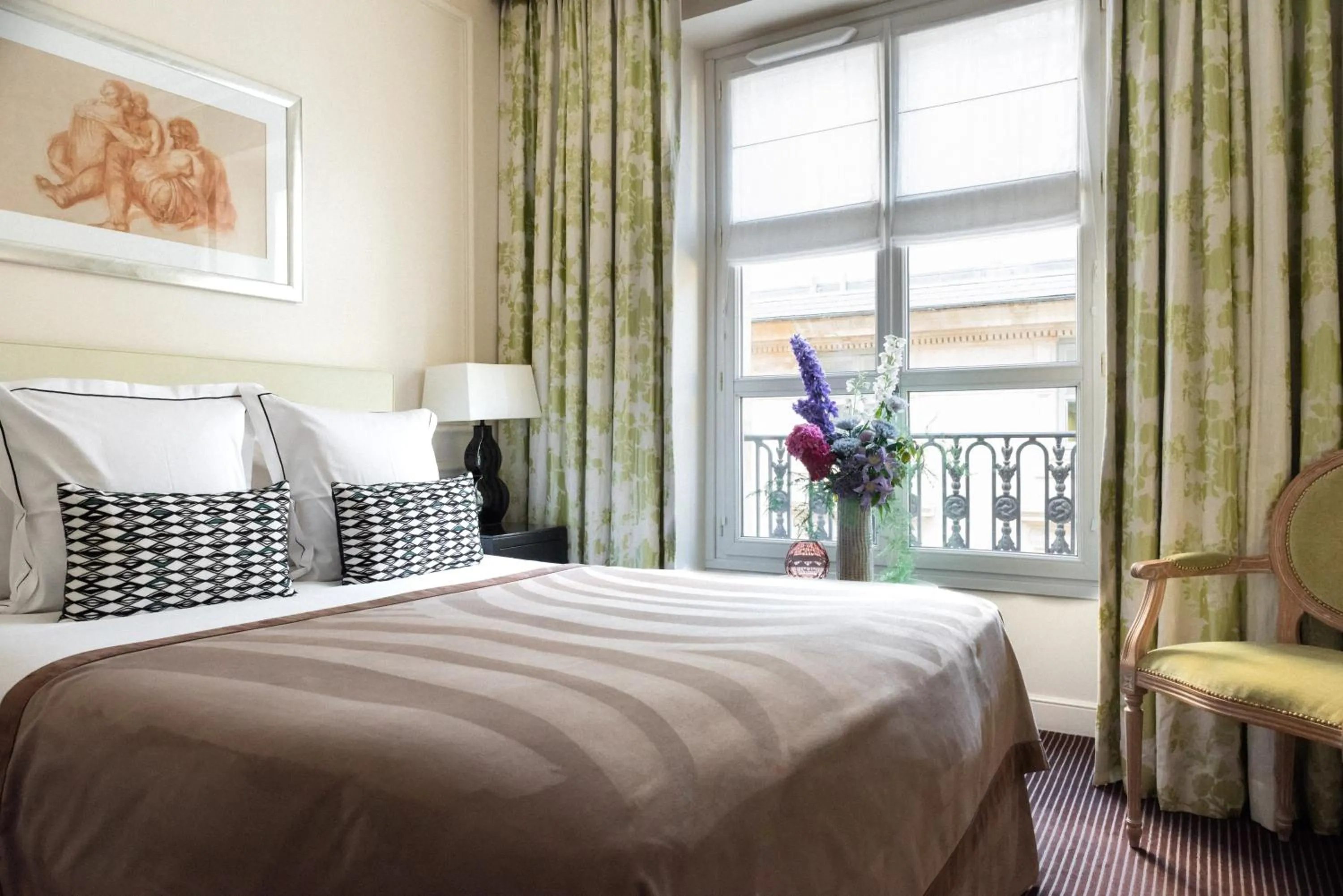 Bedroom, Bed in Grand Hôtel Du Palais Royal