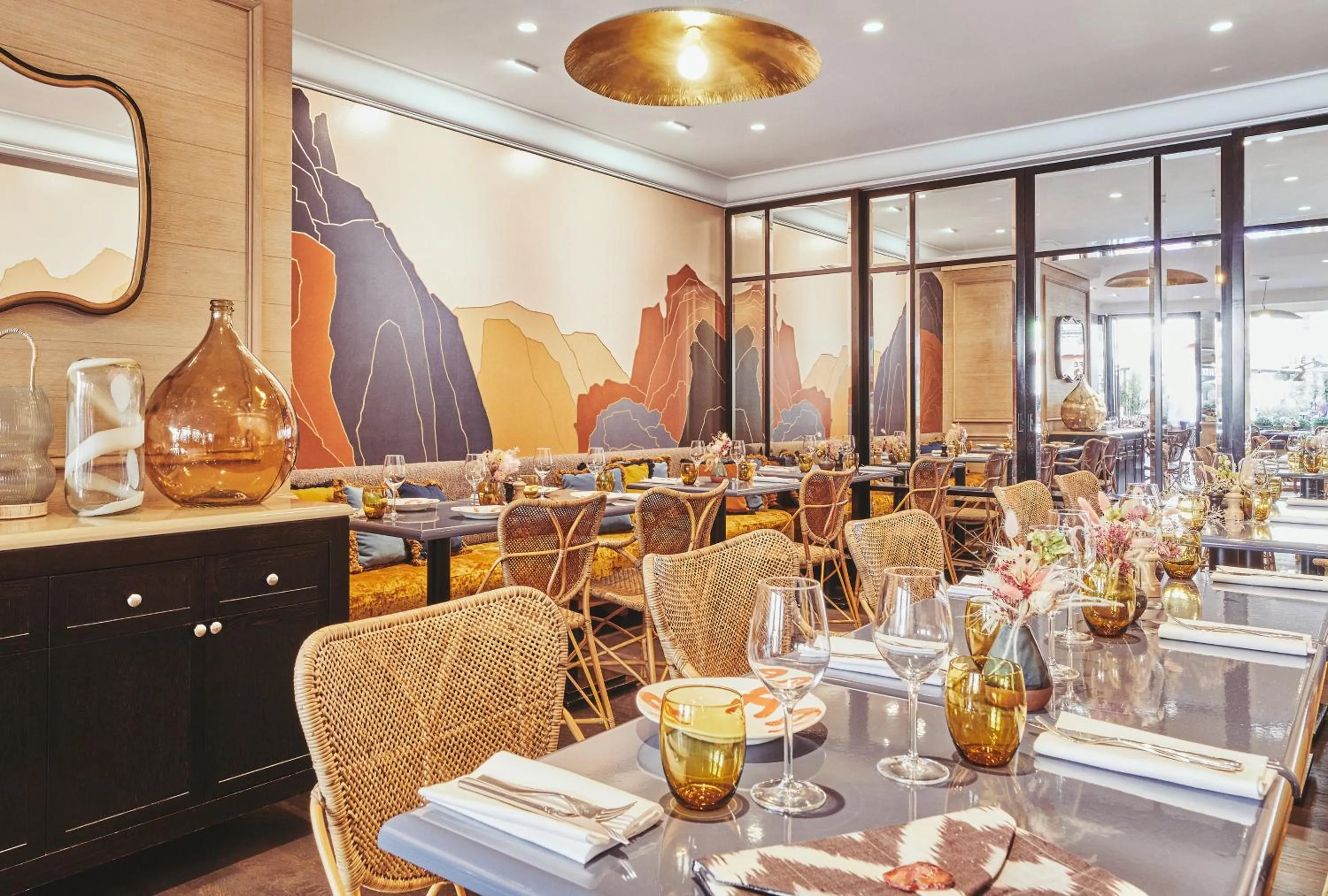 Restaurant/places to eat in Grand Hôtel Du Palais Royal