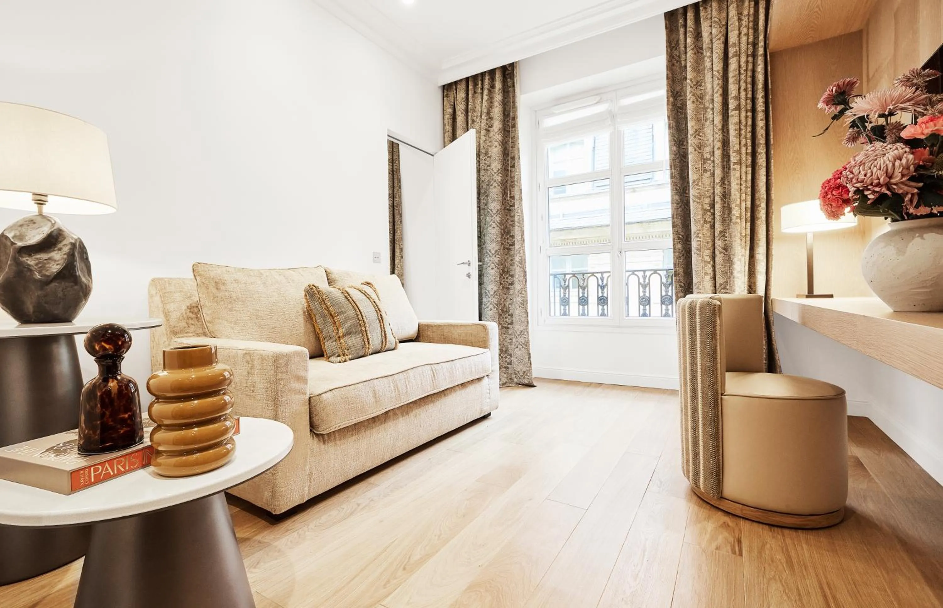 Living room, Bed in Grand Hôtel Du Palais Royal