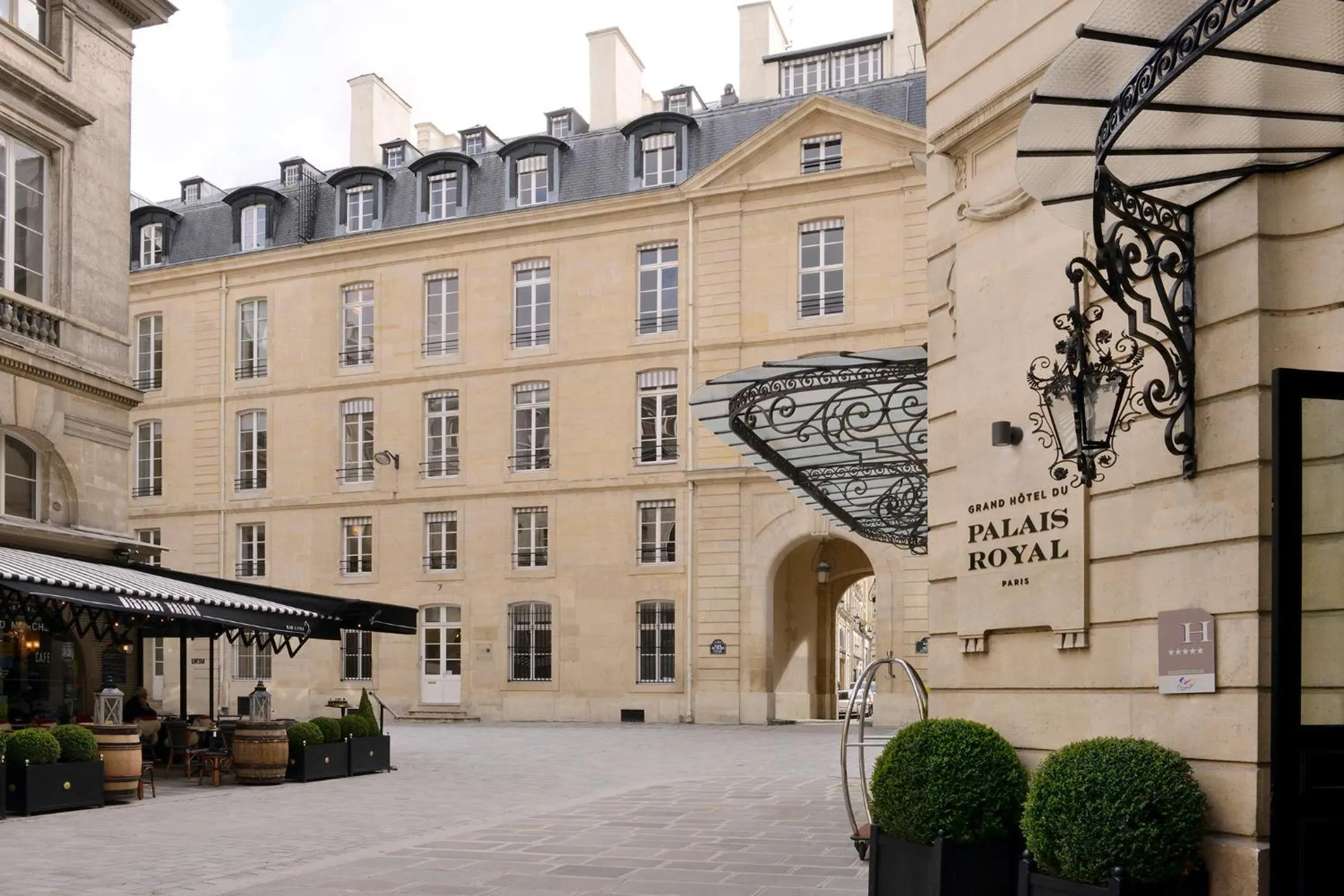Facade/entrance in Grand Hôtel Du Palais Royal