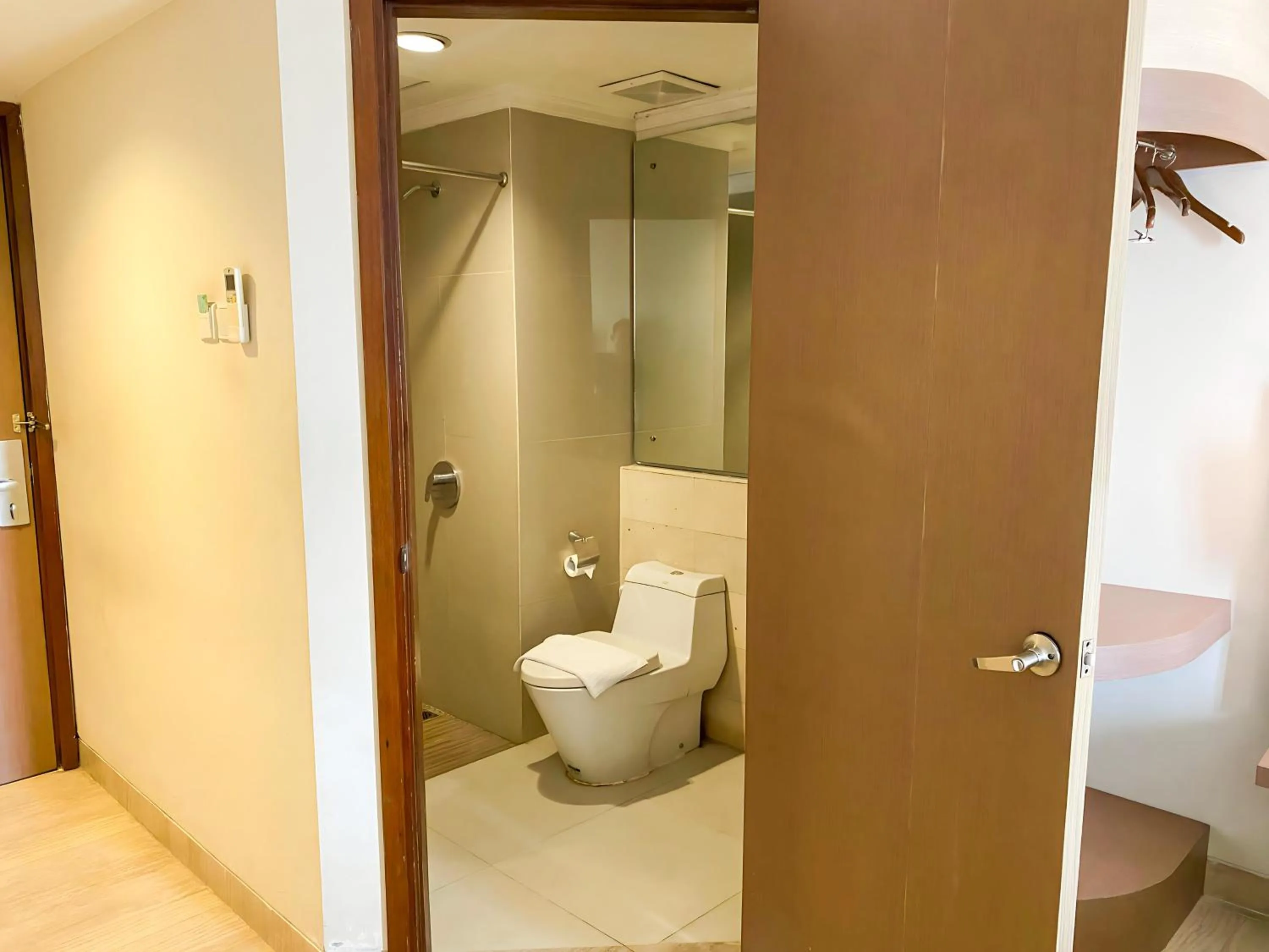 Toilet in Bueno Colombo Hotel Yogyakarta