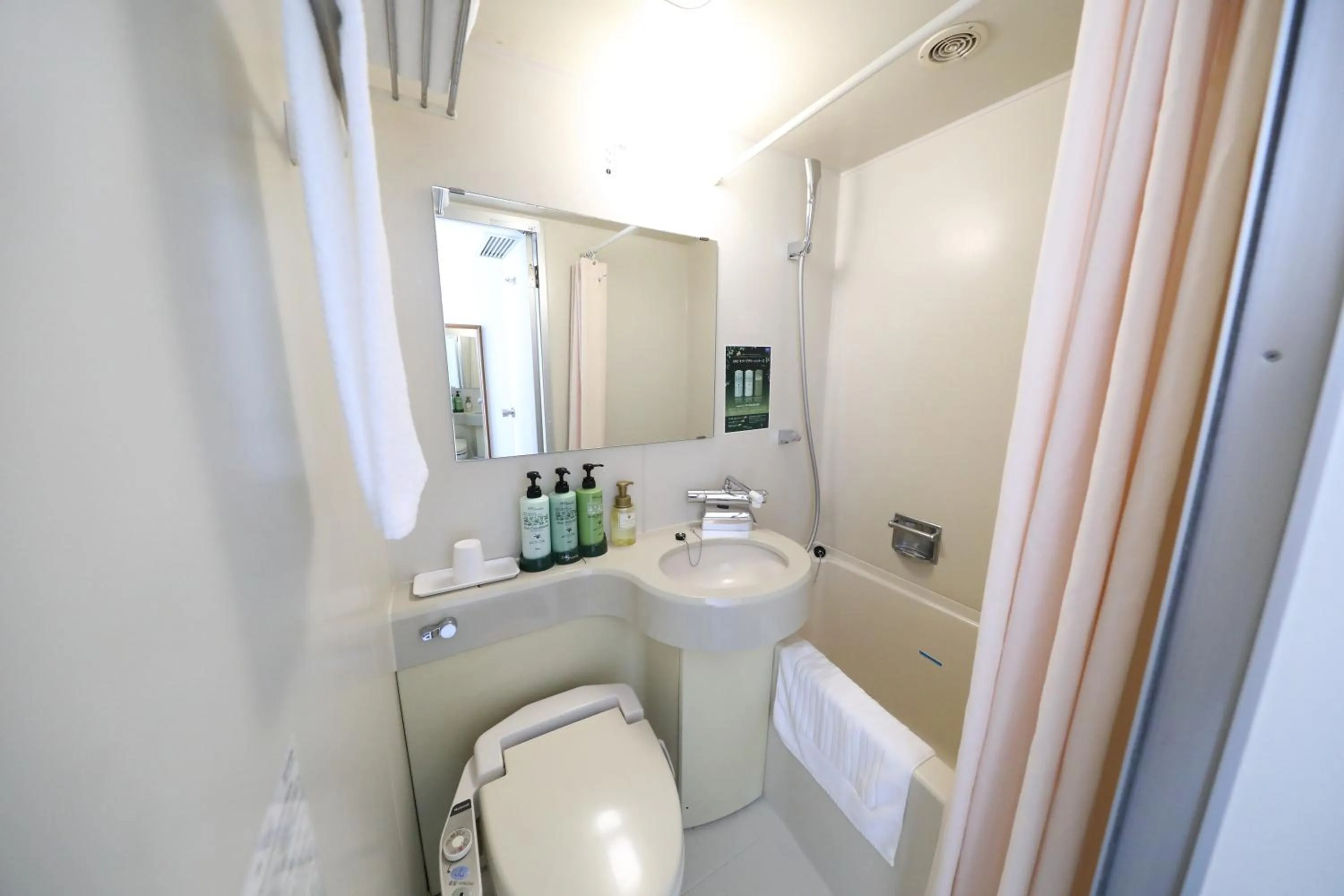 Shower in Smile Hotel Nihombashi Mitsukoshimae