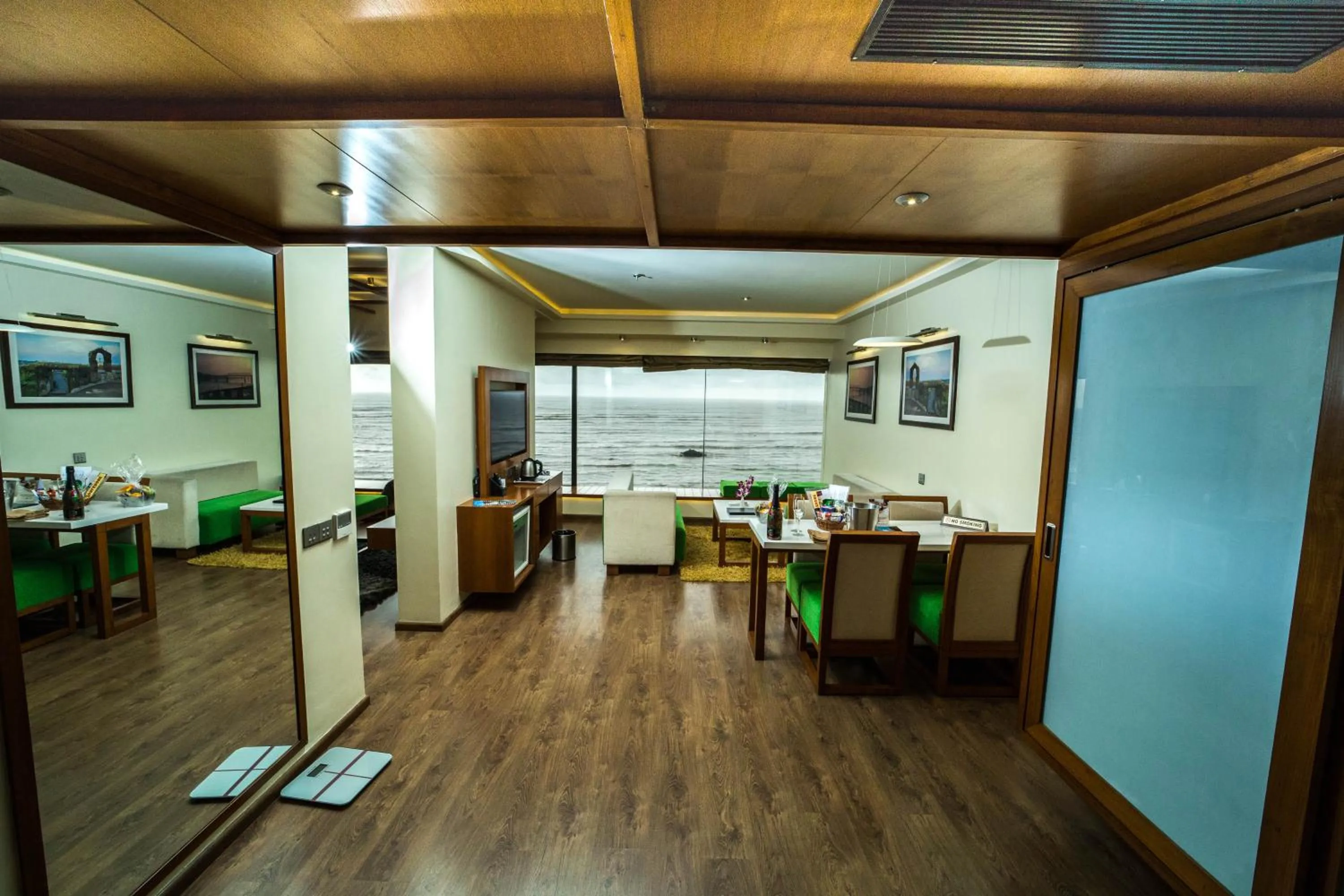 Lounge or bar in The Gold Beach Resort