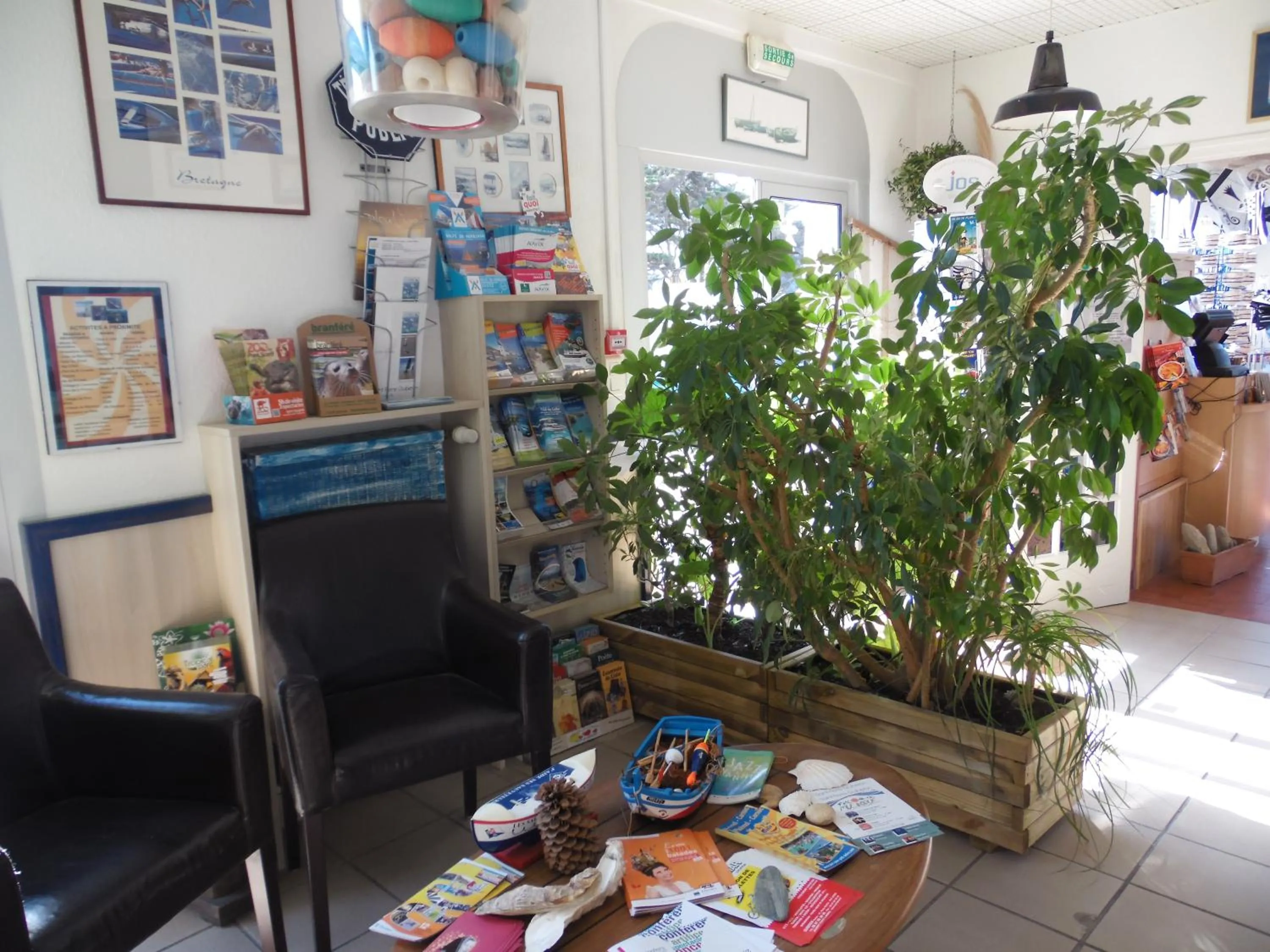 Lobby or reception in Hôtel du Petit Matelot