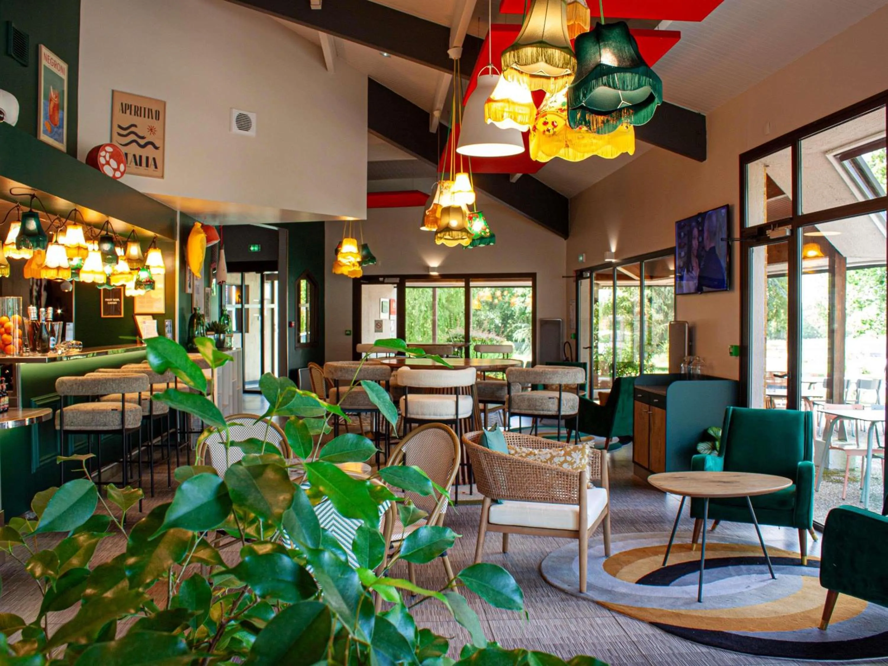 Lounge or bar in ibis Amboise